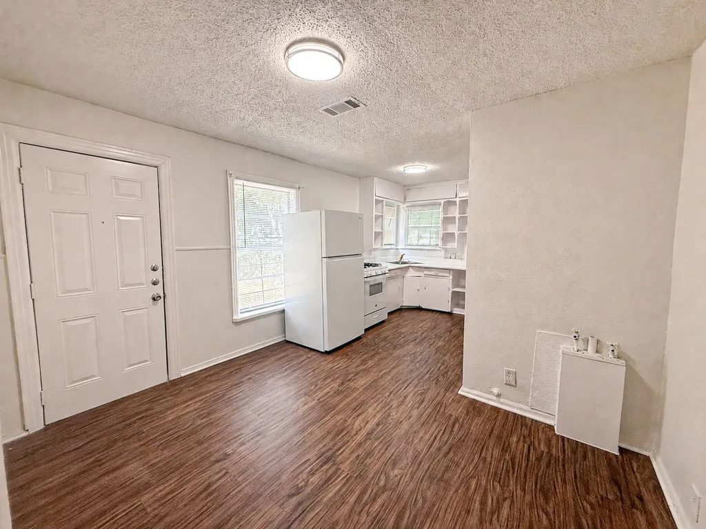 Mobile Home For Rent in Dallas County , 6710 Petain Avenue, Dallas, Texas 75227, 2 Bedroom, 1 Bathroom, 1 Garage spaces, 856 Sqft, built in 1947, mls#21360127, Real Estate Agent in Dallas, Homes For Rent in Dallas county, Homes For Rent in Dallas, Realtor in Dallas Texas, Real Estate Brokerage Independent Realty Texas, Luminita Cordes Realtor