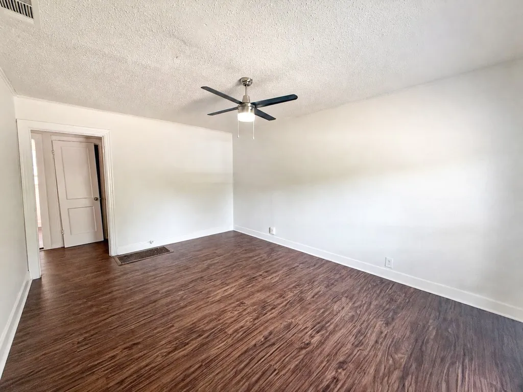 Mobile Home For Rent in Dallas County , 6710 Petain Avenue, Dallas, Texas 75227, 2 Bedroom, 1 Bathroom, 1 Garage spaces, 856 Sqft, built in 1947, mls#21360127, Real Estate Agent in Dallas, Homes For Rent in Dallas county, Homes For Rent in Dallas, Realtor in Dallas Texas, Real Estate Brokerage Independent Realty Texas, Luminita Cordes Realtor