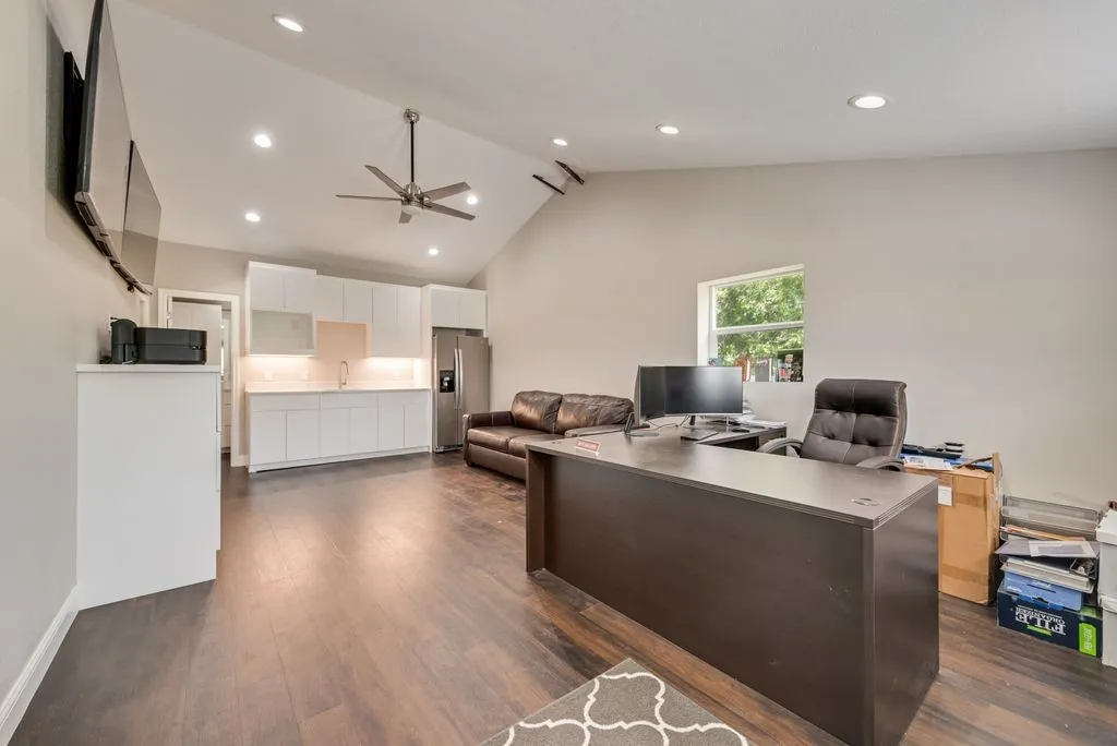 Single Family Residence For Sale in Tarrant County , 1205 Florence Drive, Azle, Texas 76020, 3 Bedroom, 2 Bathroom, 2 Garage spaces, 2,230 Sqft, built in 1986, mls#21361943, Real Estate Agent in Azle, Homes For Sale in Tarrant county, Homes For Sale in Azle, Realtor in Azle Texas, Real Estate Brokerage Independent Realty Texas, Luminita Cordes Realtor