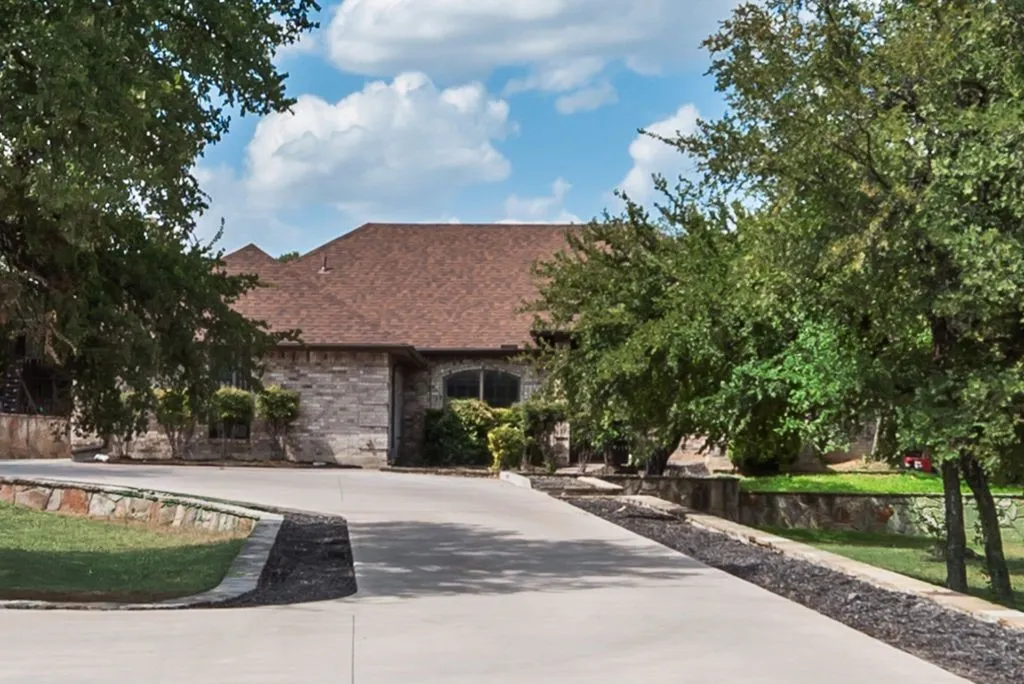Single Family Residence For Sale in Tarrant County , 1205 Florence Drive, Azle, Texas 76020, 3 Bedroom, 2 Bathroom, 2 Garage spaces, 2,230 Sqft, built in 1986, mls#21361943, Real Estate Agent in Azle, Homes For Sale in Tarrant county, Homes For Sale in Azle, Realtor in Azle Texas, Real Estate Brokerage Independent Realty Texas, Luminita Cordes Realtor