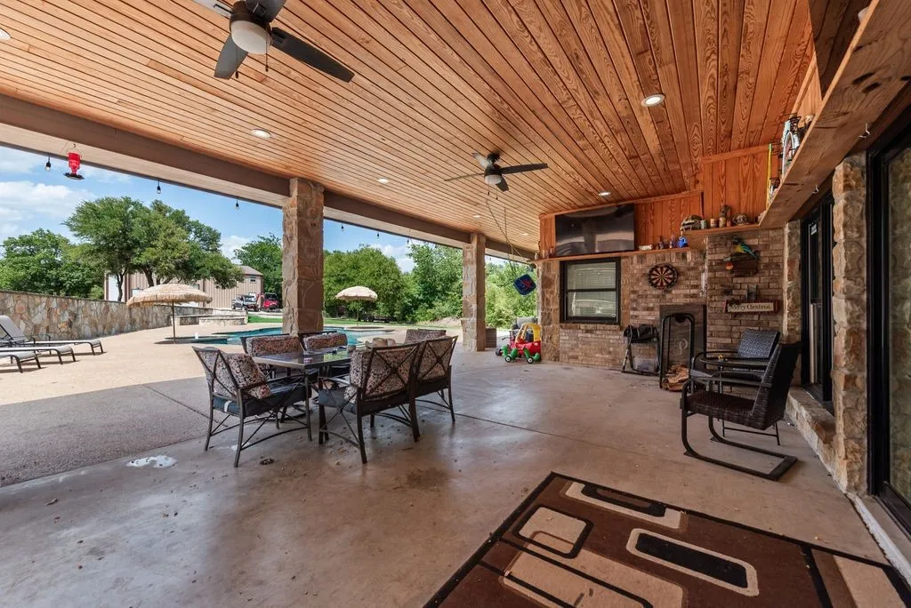 Single Family Residence For Sale in Tarrant County , 1205 Florence Drive, Azle, Texas 76020, 3 Bedroom, 2 Bathroom, 2 Garage spaces, 2,230 Sqft, built in 1986, mls#21361943, Real Estate Agent in Azle, Homes For Sale in Tarrant county, Homes For Sale in Azle, Realtor in Azle Texas, Real Estate Brokerage Independent Realty Texas, Luminita Cordes Realtor