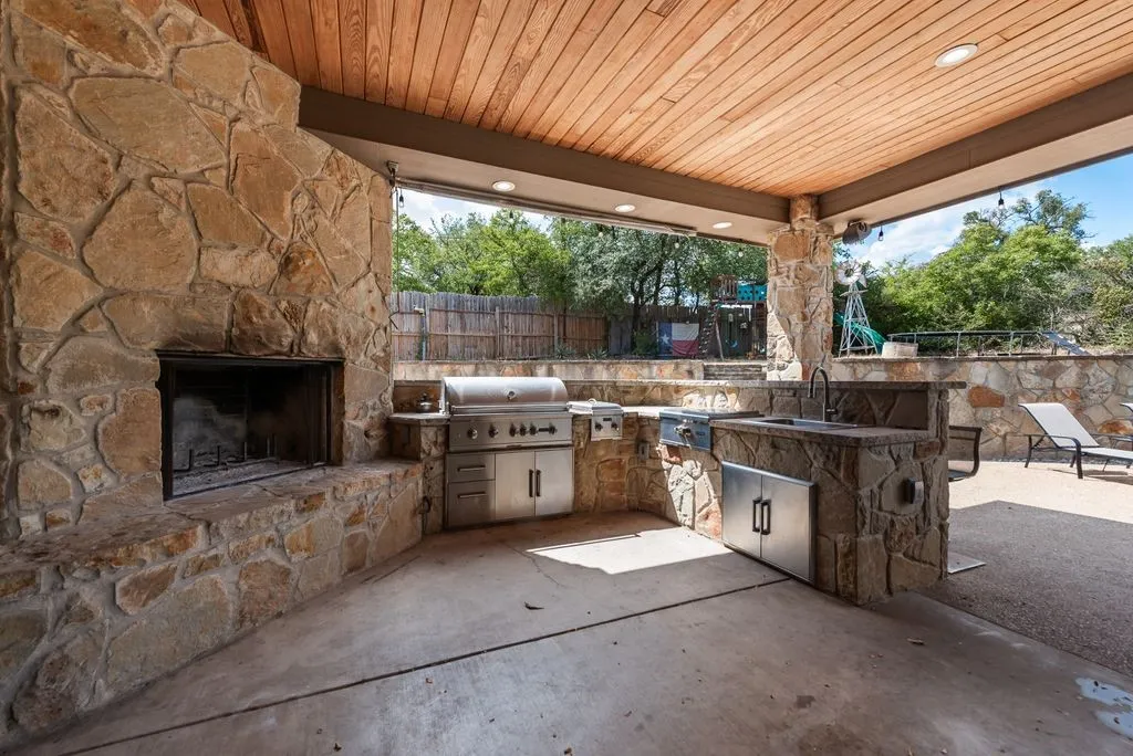 Single Family Residence For Sale in Tarrant County , 1205 Florence Drive, Azle, Texas 76020, 3 Bedroom, 2 Bathroom, 2 Garage spaces, 2,230 Sqft, built in 1986, mls#21361943, Real Estate Agent in Azle, Homes For Sale in Tarrant county, Homes For Sale in Azle, Realtor in Azle Texas, Real Estate Brokerage Independent Realty Texas, Luminita Cordes Realtor