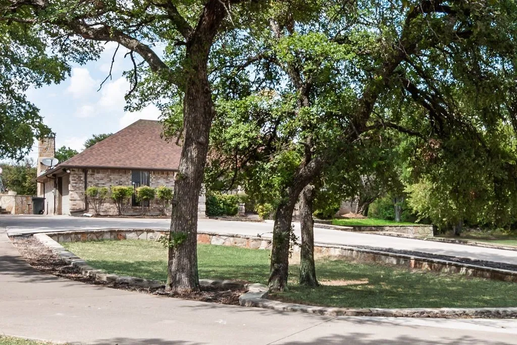 Single Family Residence For Sale in Tarrant County , 1205 Florence Drive, Azle, Texas 76020, 3 Bedroom, 2 Bathroom, 2 Garage spaces, 2,230 Sqft, built in 1986, mls#21361943, Real Estate Agent in Azle, Homes For Sale in Tarrant county, Homes For Sale in Azle, Realtor in Azle Texas, Real Estate Brokerage Independent Realty Texas, Luminita Cordes Realtor