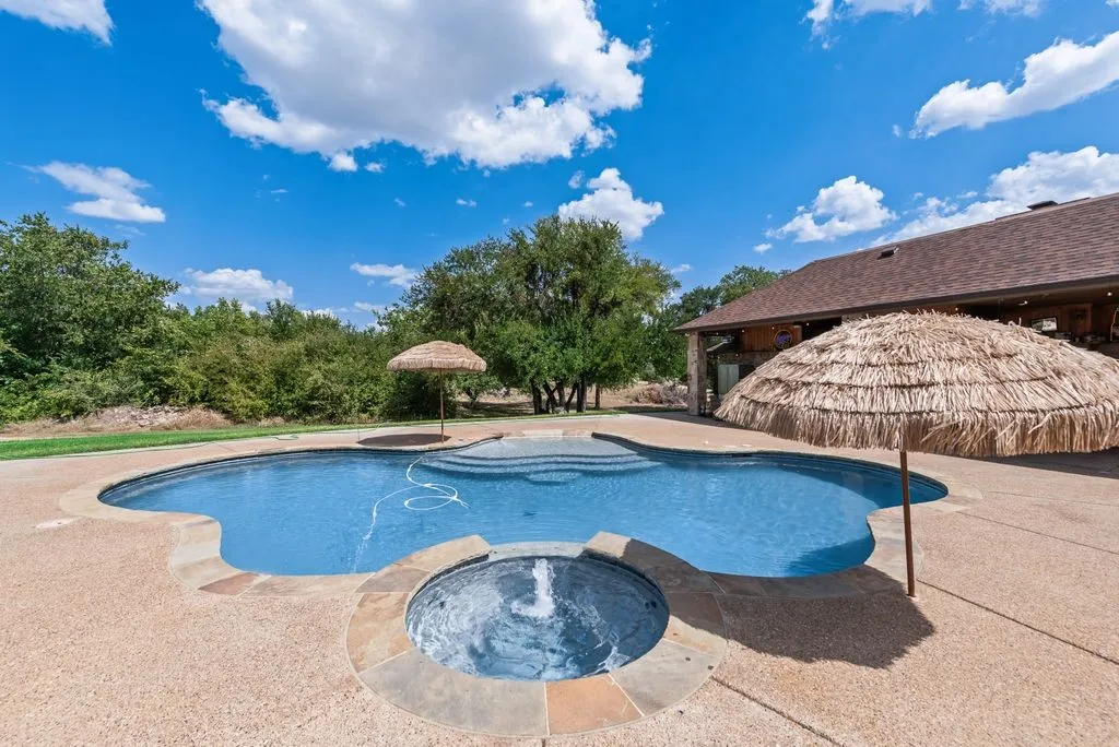 Single Family Residence For Sale in Tarrant County , 1205 Florence Drive, Azle, Texas 76020, 3 Bedroom, 2 Bathroom, 2 Garage spaces, 2,230 Sqft, built in 1986, mls#21361943, Real Estate Agent in Azle, Homes For Sale in Tarrant county, Homes For Sale in Azle, Realtor in Azle Texas, Real Estate Brokerage Independent Realty Texas, Luminita Cordes Realtor