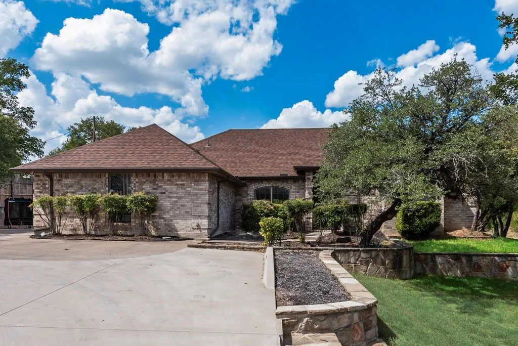 Single Family Residence For Sale in Tarrant County , 1205 Florence Drive, Azle, Texas 76020, 3 Bedroom, 2 Bathroom, 2 Garage spaces, 2,230 Sqft, built in 1986, mls#21361943, Real Estate Agent in Azle, Homes For Sale in Tarrant county, Homes For Sale in Azle, Realtor in Azle Texas, Real Estate Brokerage Independent Realty Texas, Luminita Cordes Realtor