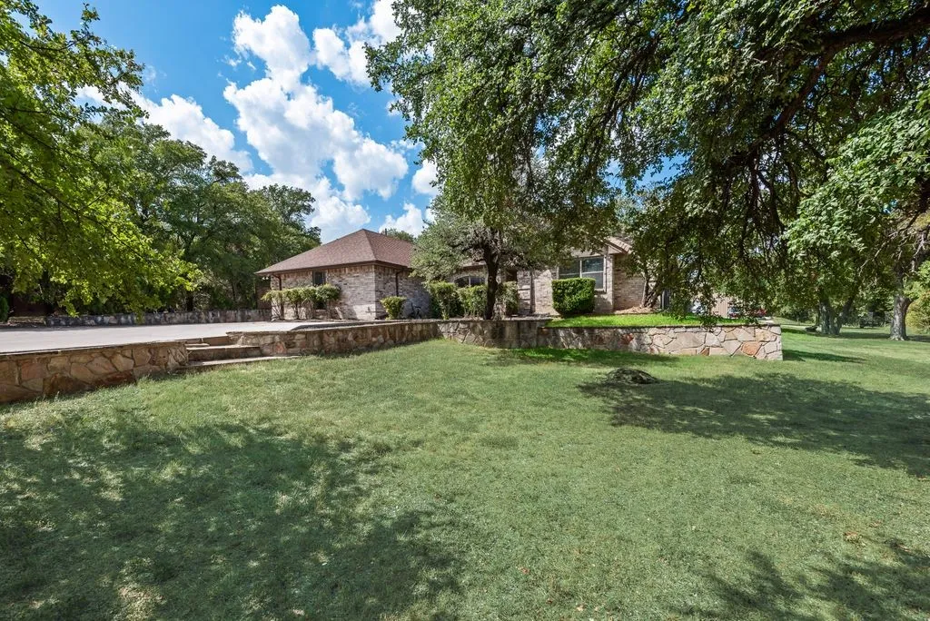 Single Family Residence For Sale in Tarrant County , 1205 Florence Drive, Azle, Texas 76020, 3 Bedroom, 2 Bathroom, 2 Garage spaces, 2,230 Sqft, built in 1986, mls#21361943, Real Estate Agent in Azle, Homes For Sale in Tarrant county, Homes For Sale in Azle, Realtor in Azle Texas, Real Estate Brokerage Independent Realty Texas, Luminita Cordes Realtor
