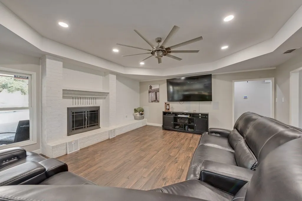 Single Family Residence For Sale in Tarrant County , 1205 Florence Drive, Azle, Texas 76020, 3 Bedroom, 2 Bathroom, 2 Garage spaces, 2,230 Sqft, built in 1986, mls#21361943, Real Estate Agent in Azle, Homes For Sale in Tarrant county, Homes For Sale in Azle, Realtor in Azle Texas, Real Estate Brokerage Independent Realty Texas, Luminita Cordes Realtor