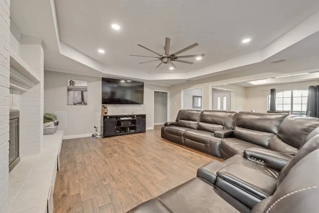 Single Family Residence For Sale in Tarrant County , 1205 Florence Drive, Azle, Texas 76020, 3 Bedroom, 2 Bathroom, 2 Garage spaces, 2,230 Sqft, built in 1986, mls#21361943, Real Estate Agent in Azle, Homes For Sale in Tarrant county, Homes For Sale in Azle, Realtor in Azle Texas, Real Estate Brokerage Independent Realty Texas, Luminita Cordes Realtor