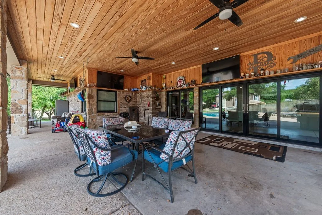 Single Family Residence For Sale in Tarrant County , 1205 Florence Drive, Azle, Texas 76020, 3 Bedroom, 2 Bathroom, 2 Garage spaces, 2,230 Sqft, built in 1986, mls#21361943, Real Estate Agent in Azle, Homes For Sale in Tarrant county, Homes For Sale in Azle, Realtor in Azle Texas, Real Estate Brokerage Independent Realty Texas, Luminita Cordes Realtor