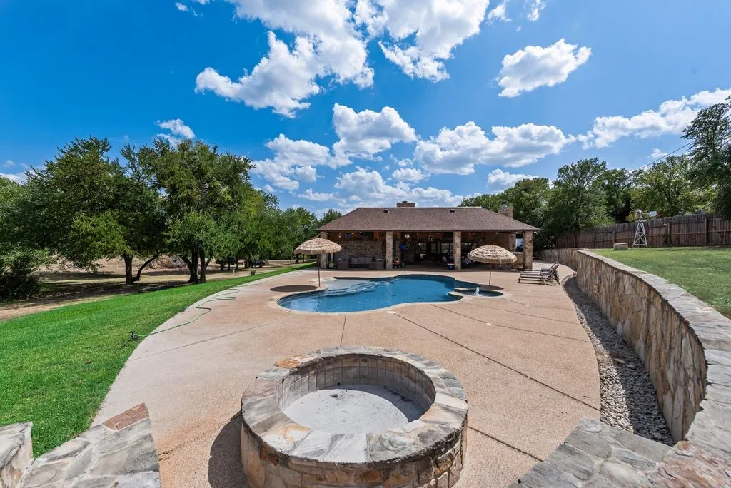 Single Family Residence For Sale in Tarrant County , 1205 Florence Drive, Azle, Texas 76020, 3 Bedroom, 2 Bathroom, 2 Garage spaces, 2,230 Sqft, built in 1986, mls#21361943, Real Estate Agent in Azle, Homes For Sale in Tarrant county, Homes For Sale in Azle, Realtor in Azle Texas, Real Estate Brokerage Independent Realty Texas, Luminita Cordes Realtor