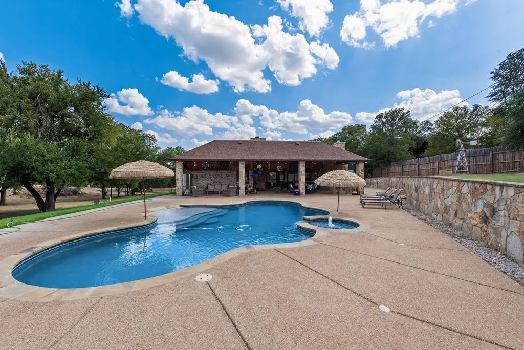 Single Family Residence For Sale in Tarrant County , 1205 Florence Drive, Azle, Texas 76020, 3 Bedroom, 2 Bathroom, 2 Garage spaces, 2,230 Sqft, built in 1986, mls#21361943, Real Estate Agent in Azle, Homes For Sale in Tarrant county, Homes For Sale in Azle, Realtor in Azle Texas, Real Estate Brokerage Independent Realty Texas, Luminita Cordes Realtor