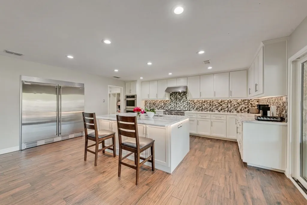 Single Family Residence For Sale in Tarrant County , 1205 Florence Drive, Azle, Texas 76020, 3 Bedroom, 2 Bathroom, 2 Garage spaces, 2,230 Sqft, built in 1986, mls#21361943, Real Estate Agent in Azle, Homes For Sale in Tarrant county, Homes For Sale in Azle, Realtor in Azle Texas, Real Estate Brokerage Independent Realty Texas, Luminita Cordes Realtor