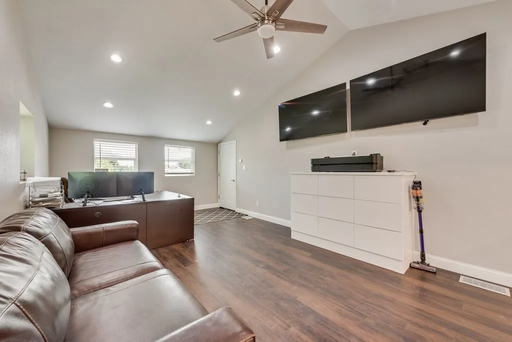 Single Family Residence For Sale in Tarrant County , 1205 Florence Drive, Azle, Texas 76020, 3 Bedroom, 2 Bathroom, 2 Garage spaces, 2,230 Sqft, built in 1986, mls#21361943, Real Estate Agent in Azle, Homes For Sale in Tarrant county, Homes For Sale in Azle, Realtor in Azle Texas, Real Estate Brokerage Independent Realty Texas, Luminita Cordes Realtor