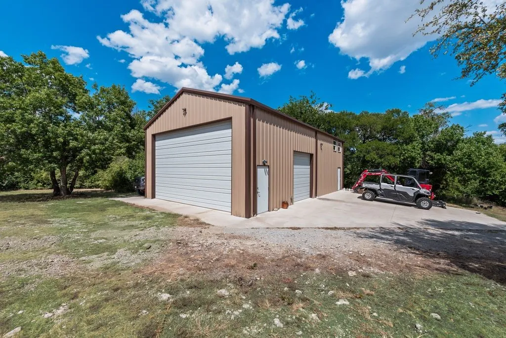 Single Family Residence For Sale in Tarrant County , 1205 Florence Drive, Azle, Texas 76020, 3 Bedroom, 2 Bathroom, 2 Garage spaces, 2,230 Sqft, built in 1986, mls#21361943, Real Estate Agent in Azle, Homes For Sale in Tarrant county, Homes For Sale in Azle, Realtor in Azle Texas, Real Estate Brokerage Independent Realty Texas, Luminita Cordes Realtor