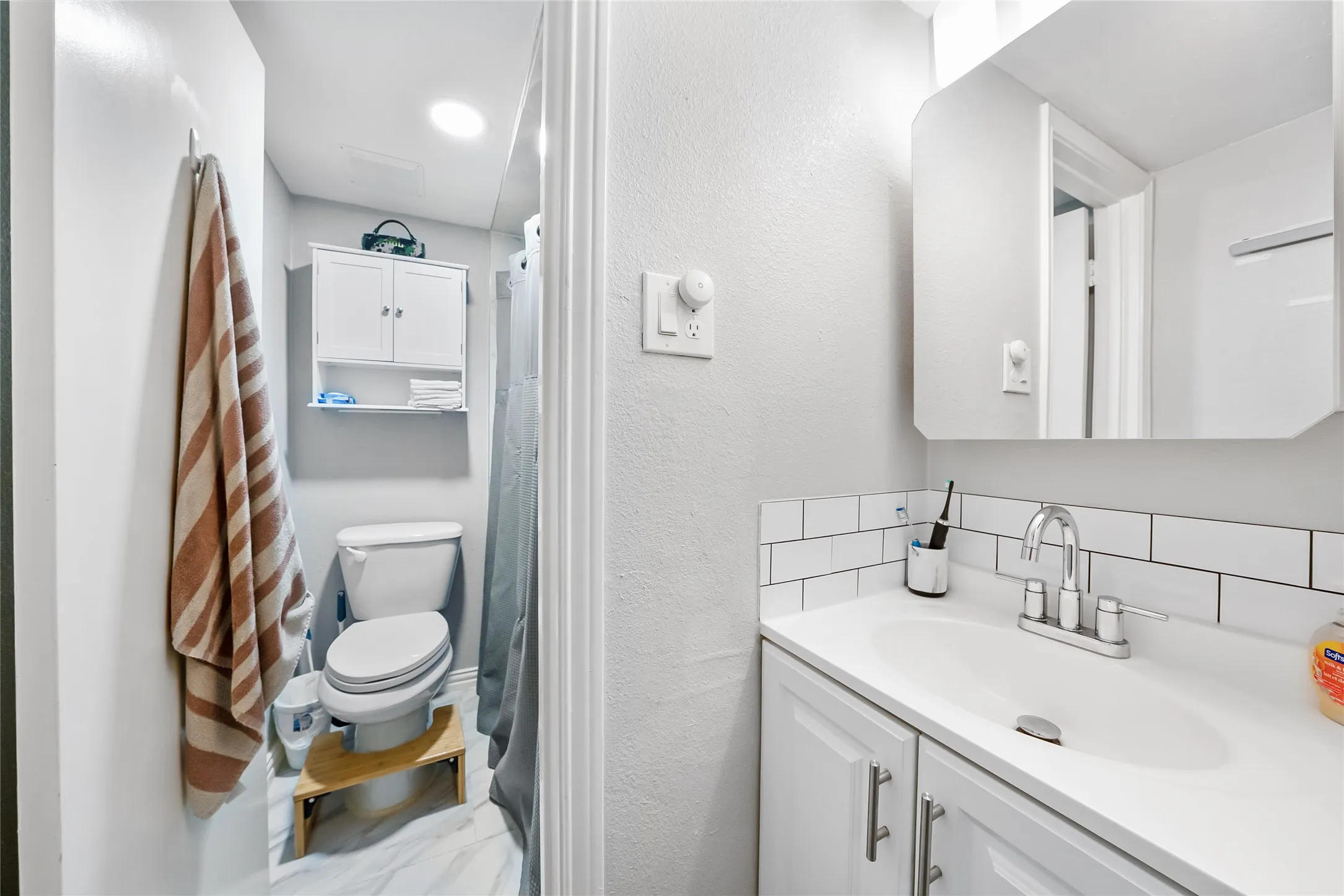 Condominium For Sale in Tarrant County , 552 E Avenue J D, Grand Prairie, Texas 75050, 2 Bedroom, 2 Bathroom, Garage spaces, 1,176 Sqft, built in 1968, mls#21358772, Real Estate Agent in Grand Prairie, Homes For Sale in Tarrant county, Homes For Sale in Grand Prairie, Realtor in Grand Prairie Texas, Real Estate Brokerage Independent Realty Texas, Luminita Cordes Realtor