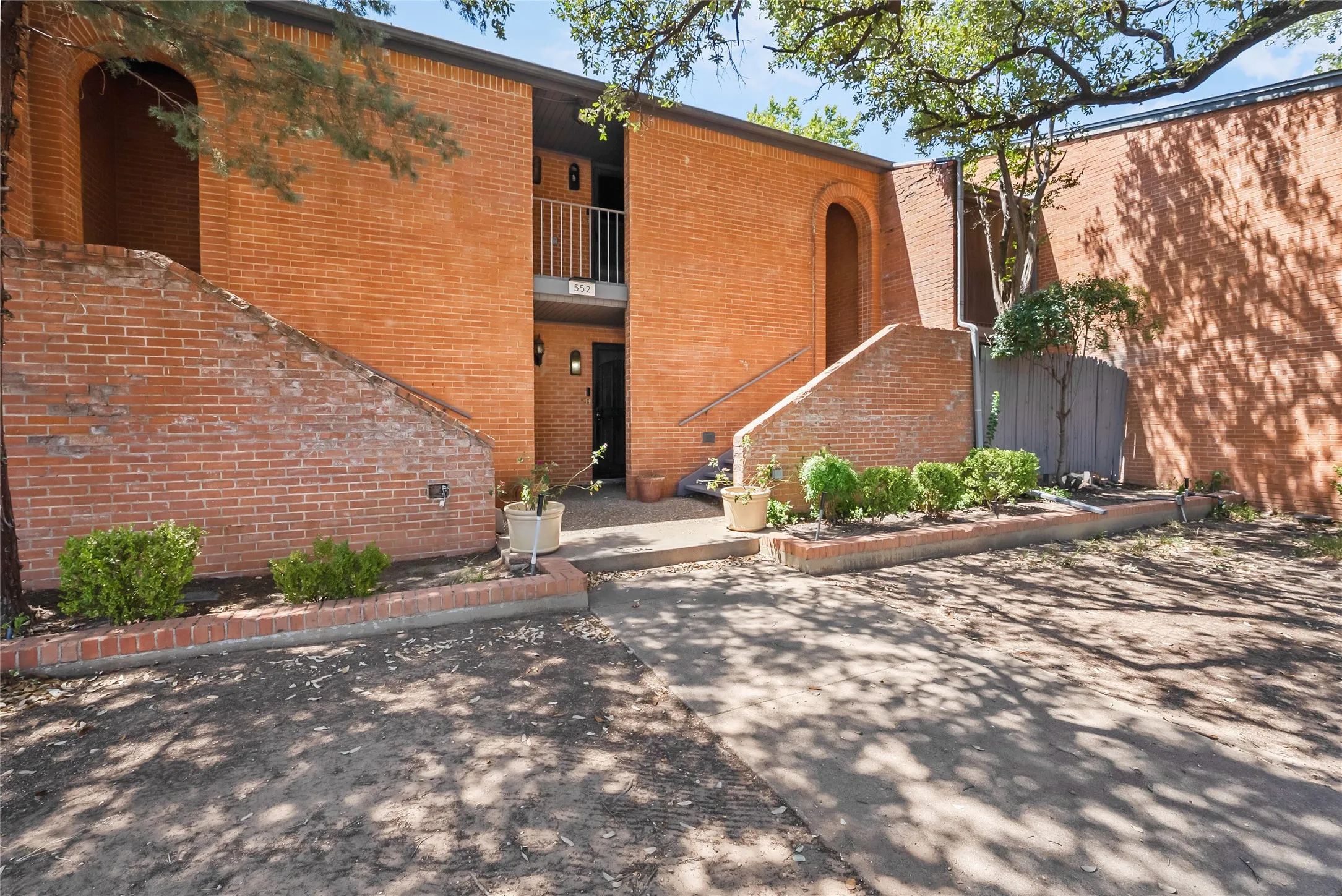 Condominium For Sale in Tarrant County , 552 E Avenue J D, Grand Prairie, Texas 75050, 2 Bedroom, 2 Bathroom, Garage spaces, 1,176 Sqft, built in 1968, mls#21358772, Real Estate Agent in Grand Prairie, Homes For Sale in Tarrant county, Homes For Sale in Grand Prairie, Realtor in Grand Prairie Texas, Real Estate Brokerage Independent Realty Texas, Luminita Cordes Realtor
