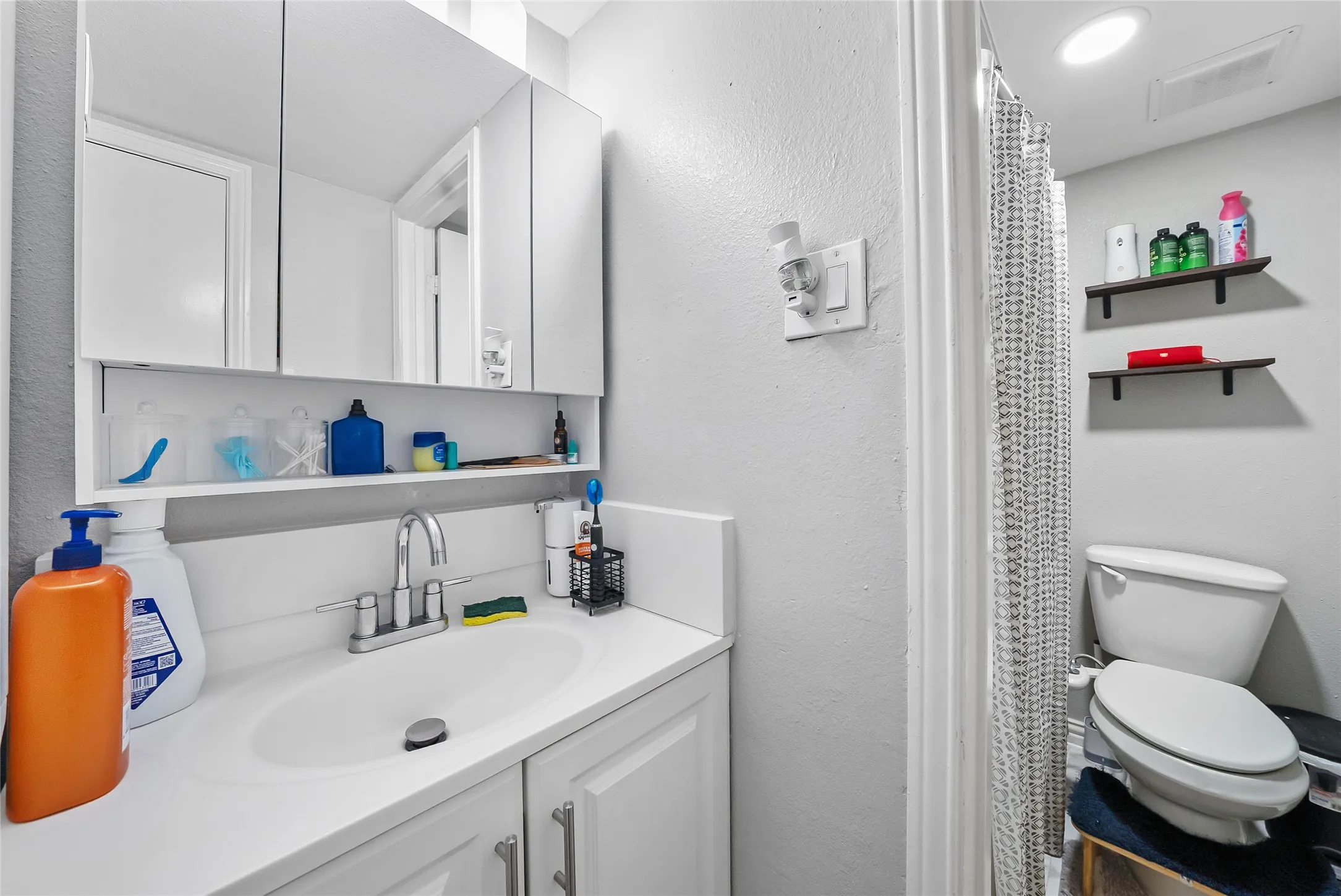 Condominium For Sale in Tarrant County , 552 E Avenue J D, Grand Prairie, Texas 75050, 2 Bedroom, 2 Bathroom, Garage spaces, 1,176 Sqft, built in 1968, mls#21358772, Real Estate Agent in Grand Prairie, Homes For Sale in Tarrant county, Homes For Sale in Grand Prairie, Realtor in Grand Prairie Texas, Real Estate Brokerage Independent Realty Texas, Luminita Cordes Realtor