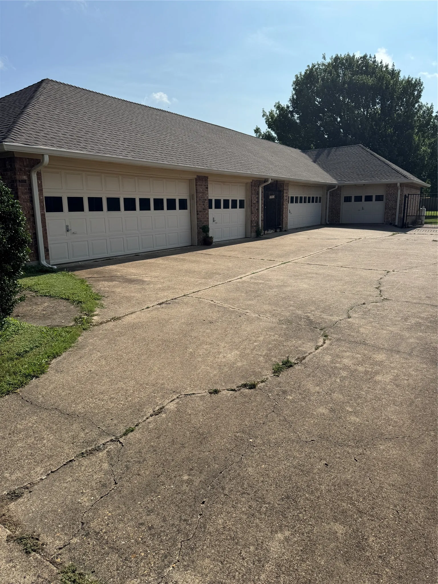 Single Family Residence For Sale in Dallas County , 202 Suntide Drive, Sunnyvale, Texas 75182, 4 Bedroom, 5 Bathroom, 7 Garage spaces, 4,008 Sqft, built in 1986, Price $875,000, mls#21366361, Real Estate Agent in Sunnyvale, Homes For Sale in Dallas county, Homes For Sale in Sunnyvale, Realtor in Sunnyvale Texas, Real Estate Brokerage Independent Realty Texas, Luminita Cordes Realtor
