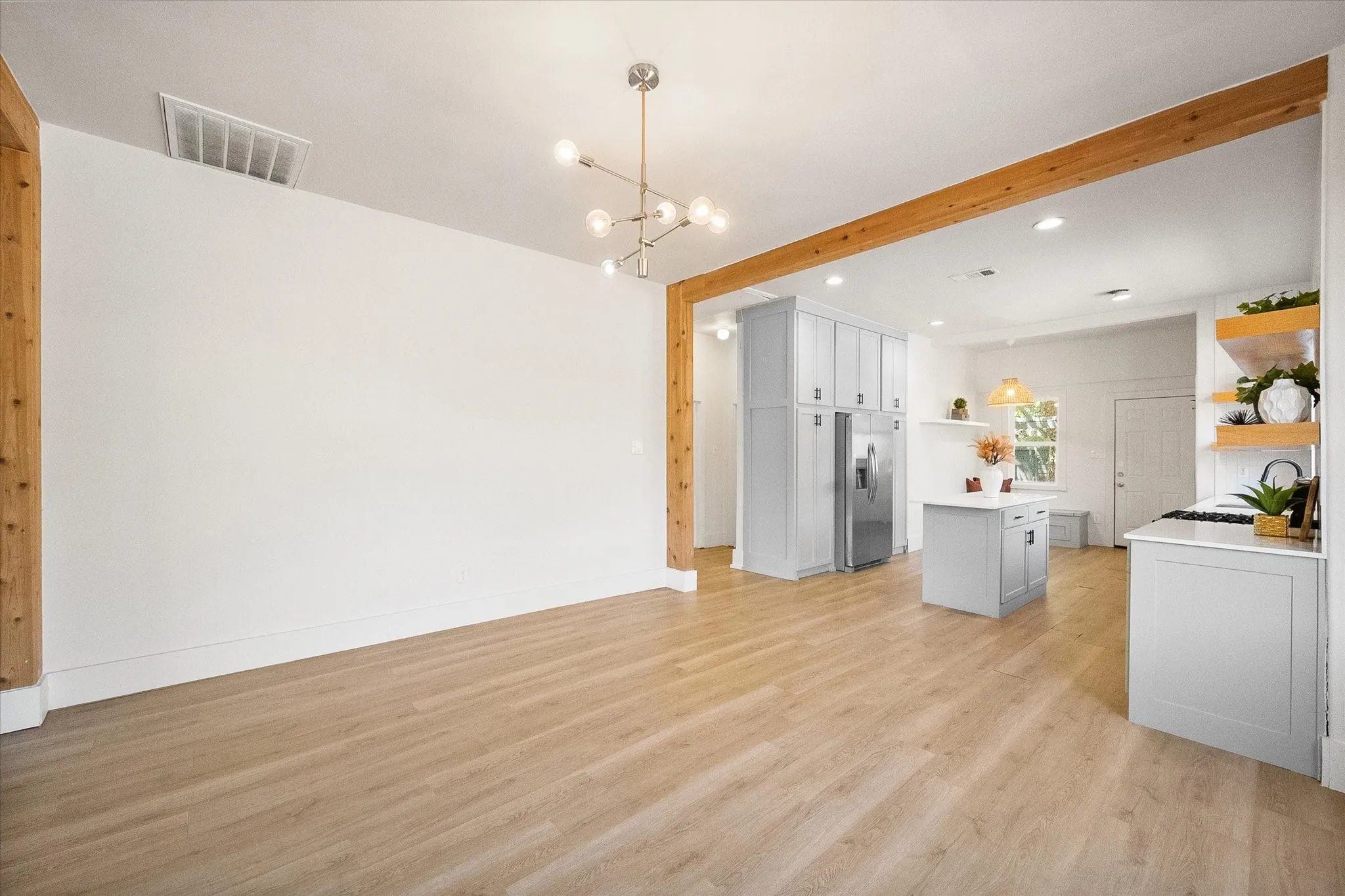Single Family Residence For Sale in Dallas County , 501 S Clinton Avenue, Dallas, Texas 75208, 2 Bedroom, 2 Bathroom, Garage spaces, 1,372 Sqft, built in 1925, mls#21363499, Real Estate Agent in Dallas, Homes For Sale in Dallas county, Homes For Sale in Dallas, Realtor in Dallas Texas, Real Estate Brokerage Independent Realty Texas, Luminita Cordes Realtor
