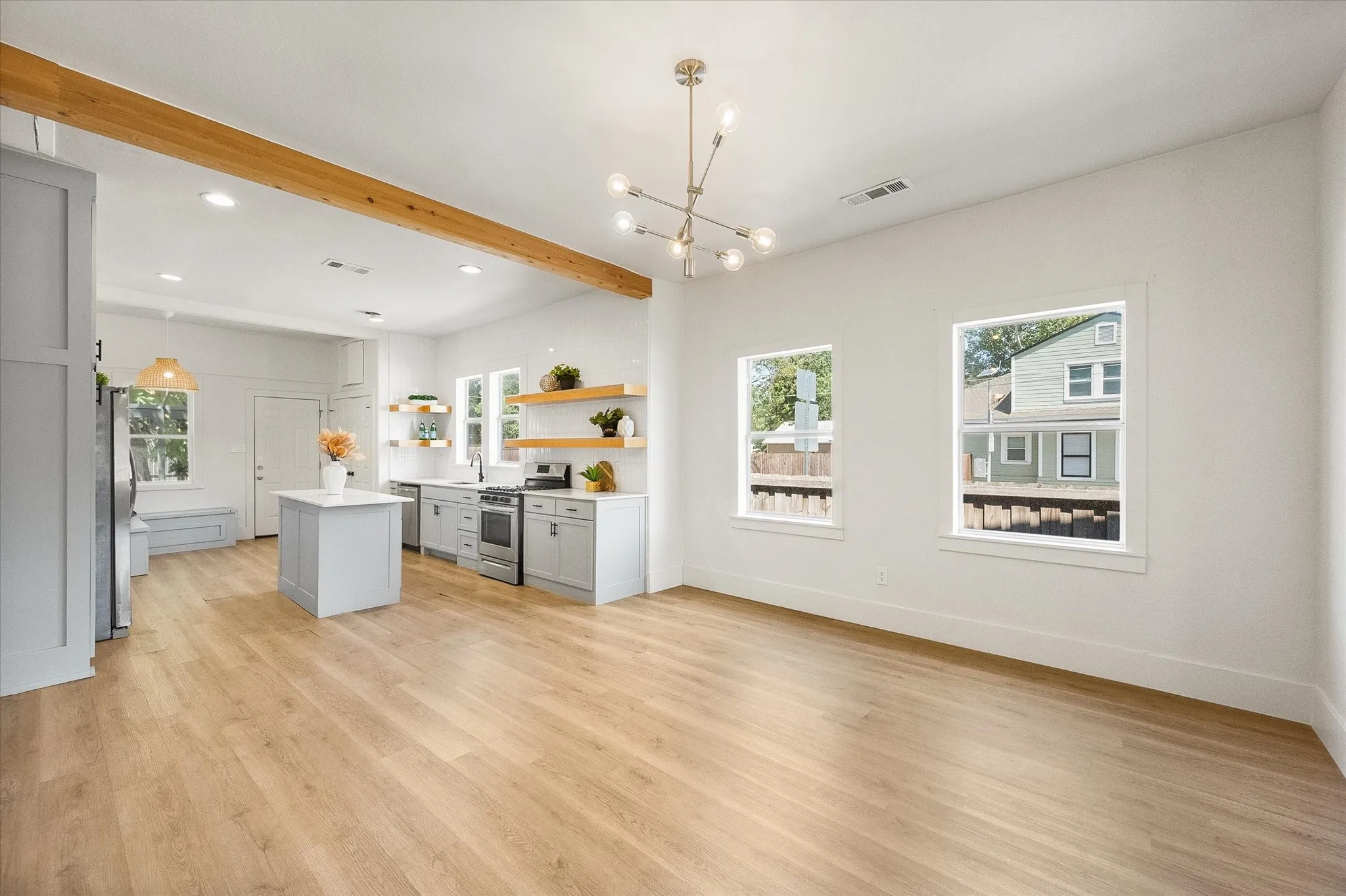 Single Family Residence For Sale in Dallas County , 501 S Clinton Avenue, Dallas, Texas 75208, 2 Bedroom, 2 Bathroom, Garage spaces, 1,372 Sqft, built in 1925, mls#21363499, Real Estate Agent in Dallas, Homes For Sale in Dallas county, Homes For Sale in Dallas, Realtor in Dallas Texas, Real Estate Brokerage Independent Realty Texas, Luminita Cordes Realtor