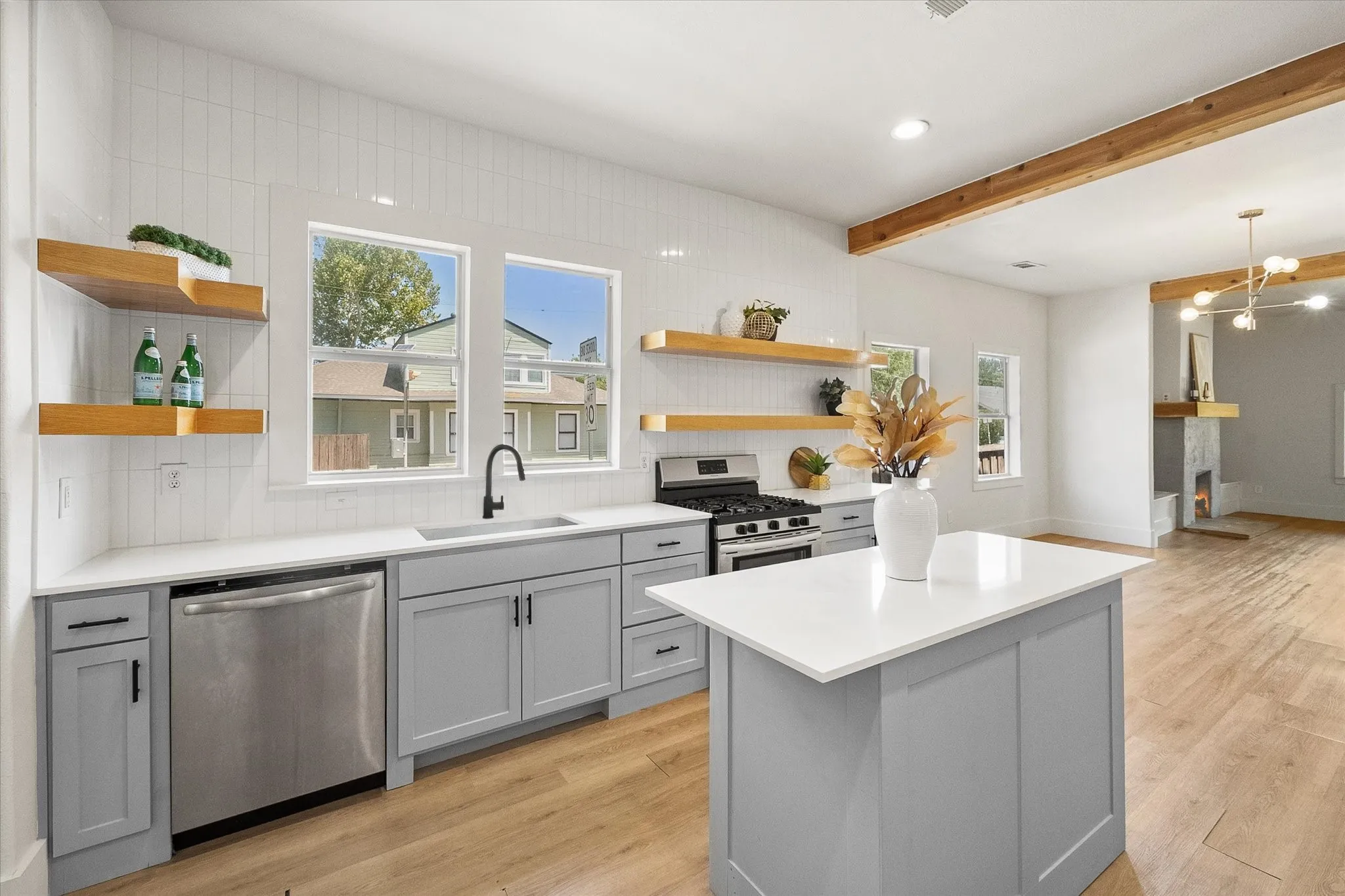 Single Family Residence For Sale in Dallas County , 501 S Clinton Avenue, Dallas, Texas 75208, 2 Bedroom, 2 Bathroom, Garage spaces, 1,372 Sqft, built in 1925, mls#21363499, Real Estate Agent in Dallas, Homes For Sale in Dallas county, Homes For Sale in Dallas, Realtor in Dallas Texas, Real Estate Brokerage Independent Realty Texas, Luminita Cordes Realtor