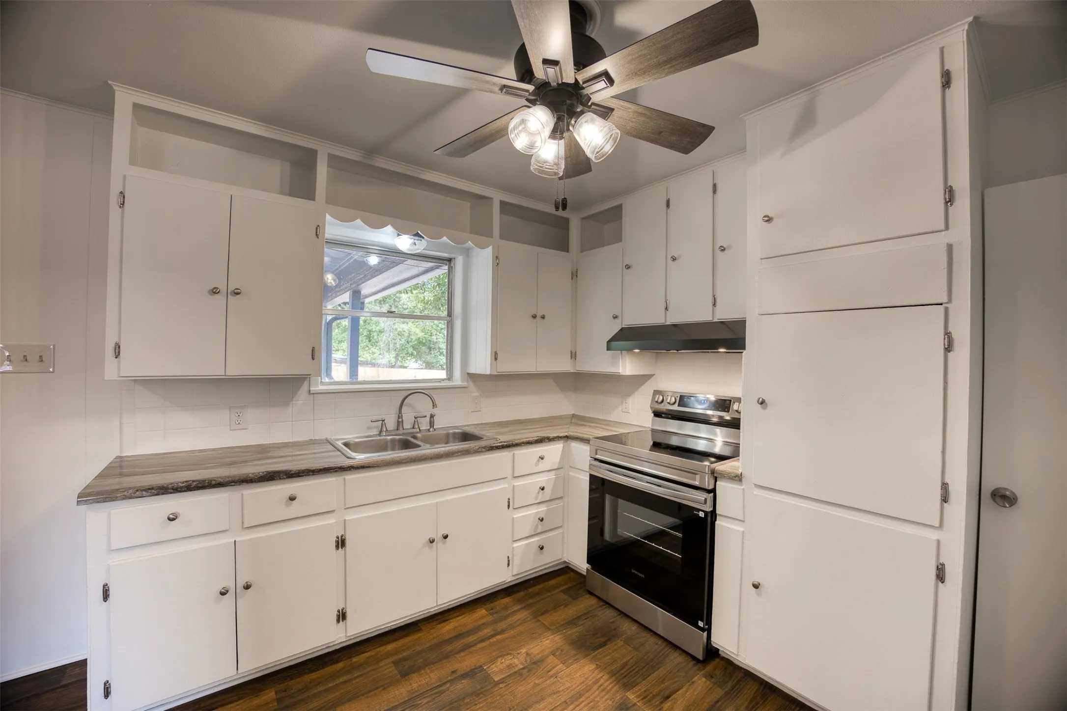 Single Family Residence For Sale in Anderson County , 130 Hillcrest Drive, Palestine, Texas 75801, 3 Bedroom, 2 Bathroom, Garage spaces, 1,367 Sqft, built in 1964, mls#21366367, Real Estate Agent in Palestine, Homes For Sale in Anderson county, Homes For Sale in Palestine, Realtor in Palestine Texas, Real Estate Brokerage Independent Realty Texas, Luminita Cordes Realtor