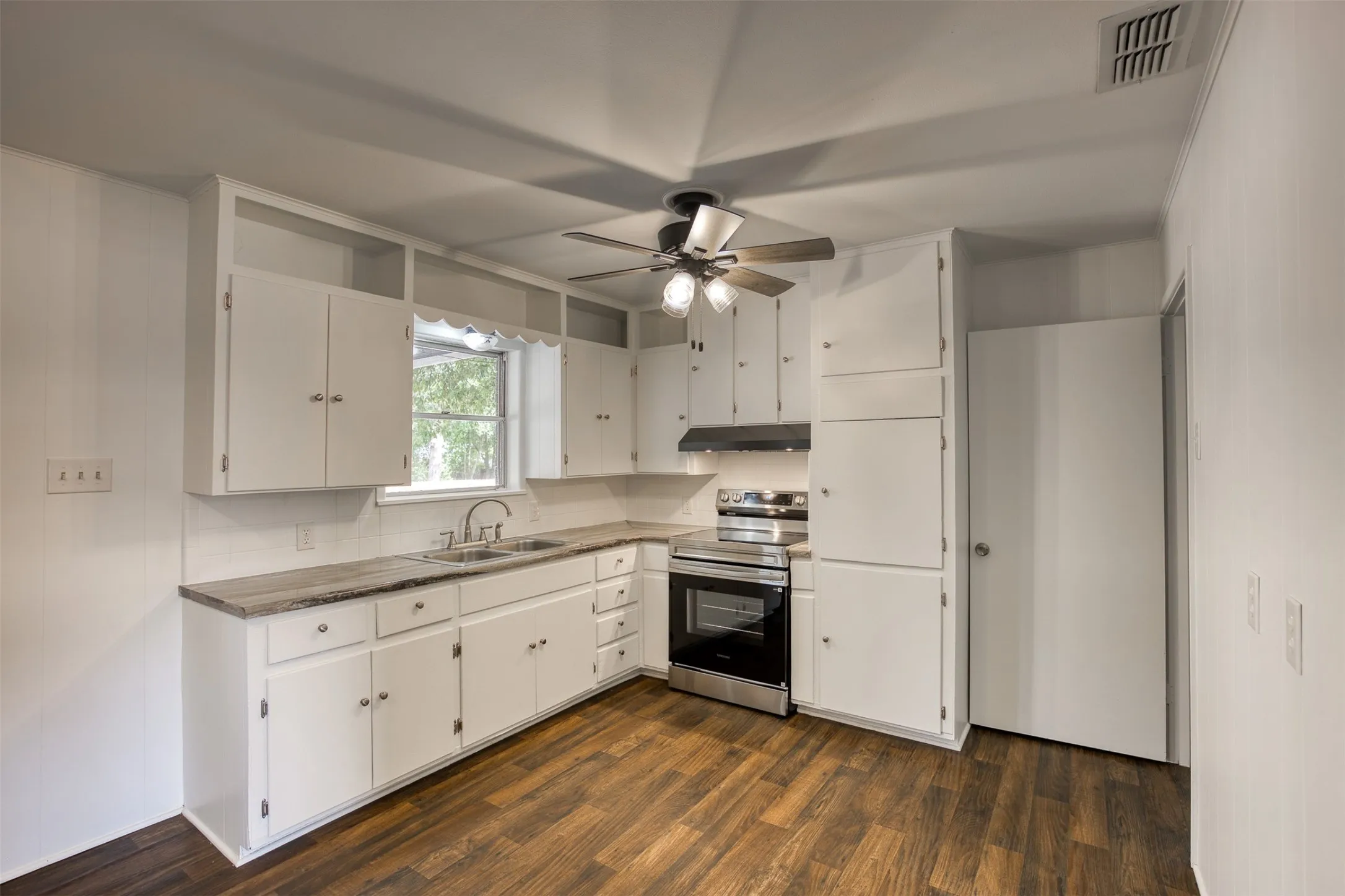 Single Family Residence For Sale in Anderson County , 130 Hillcrest Drive, Palestine, Texas 75801, 3 Bedroom, 2 Bathroom, Garage spaces, 1,367 Sqft, built in 1964, mls#21366367, Real Estate Agent in Palestine, Homes For Sale in Anderson county, Homes For Sale in Palestine, Realtor in Palestine Texas, Real Estate Brokerage Independent Realty Texas, Luminita Cordes Realtor