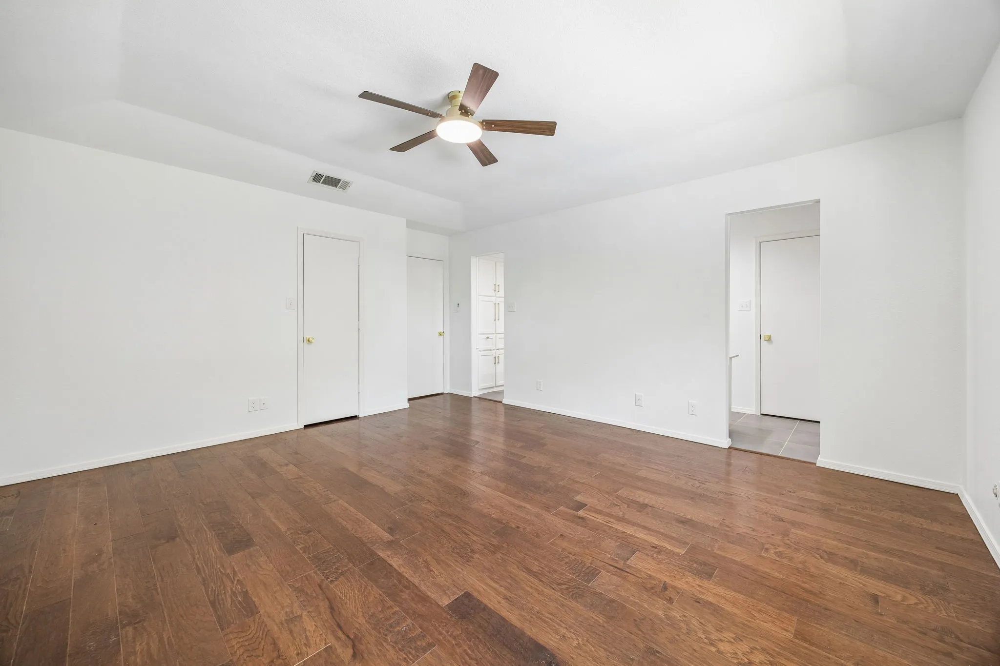 Single Family Residence For Sale in Tarrant County , 2701 Baldwin Drive, Arlington, Texas 76012, 3 Bedroom, 2 Bathroom, 2 Garage spaces, 1,941 Sqft, built in 1978, mls#21366279, Real Estate Agent in Arlington, Homes For Sale in Tarrant county, Homes For Sale in Arlington, Realtor in Arlington Texas, Real Estate Brokerage Independent Realty Texas, Luminita Cordes Realtor