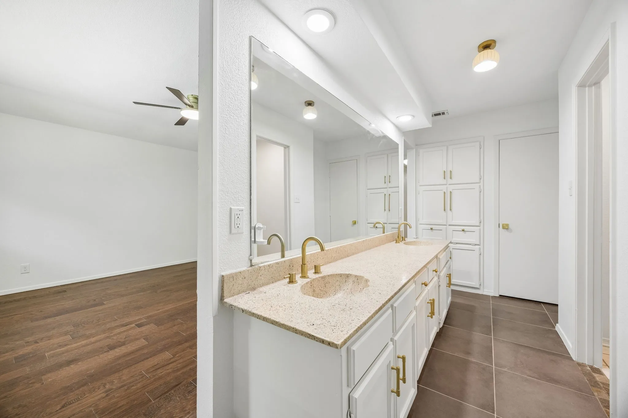 Single Family Residence For Sale in Tarrant County , 2701 Baldwin Drive, Arlington, Texas 76012, 3 Bedroom, 2 Bathroom, 2 Garage spaces, 1,941 Sqft, built in 1978, mls#21366279, Real Estate Agent in Arlington, Homes For Sale in Tarrant county, Homes For Sale in Arlington, Realtor in Arlington Texas, Real Estate Brokerage Independent Realty Texas, Luminita Cordes Realtor