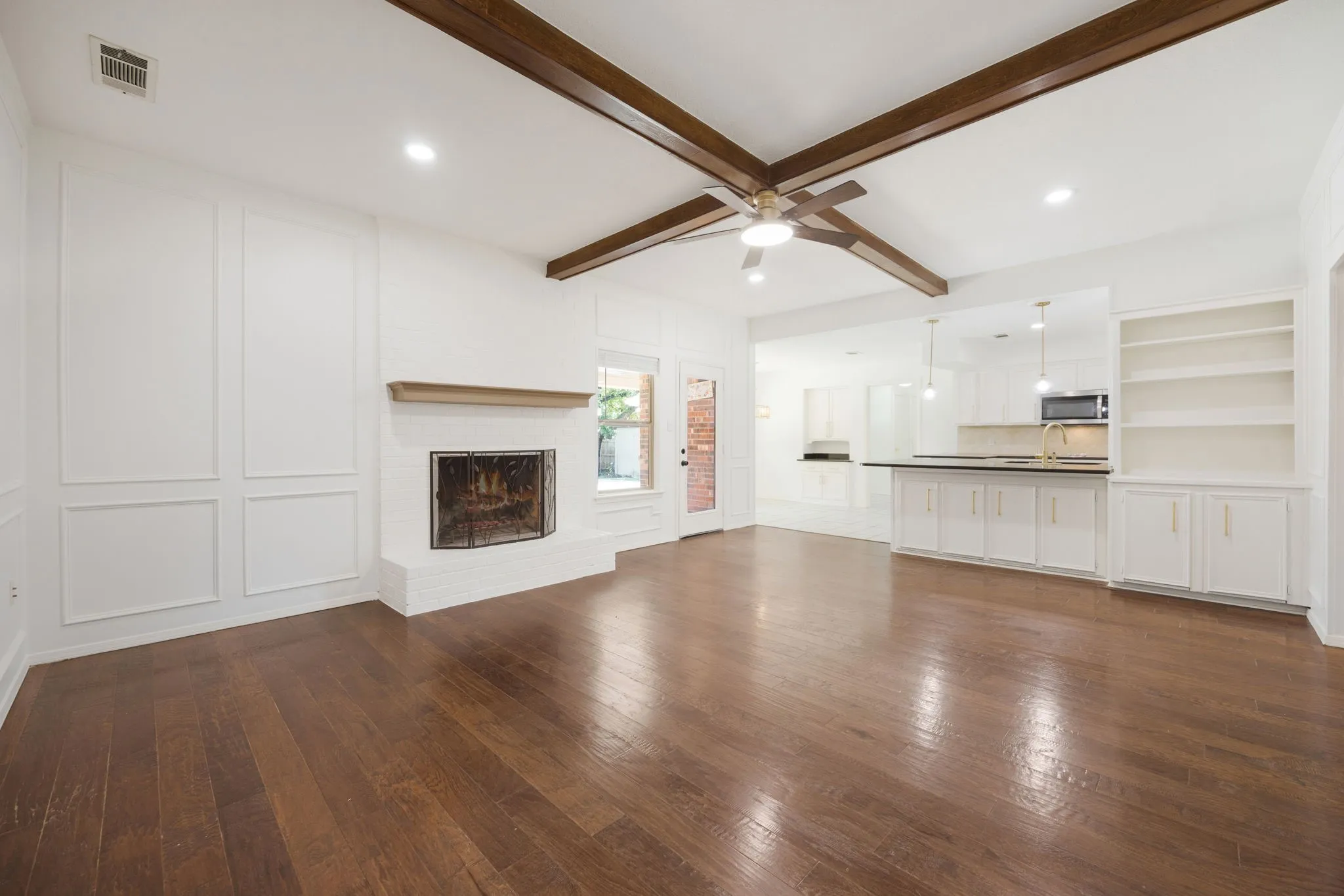 Single Family Residence For Sale in Tarrant County , 2701 Baldwin Drive, Arlington, Texas 76012, 3 Bedroom, 2 Bathroom, 2 Garage spaces, 1,941 Sqft, built in 1978, mls#21366279, Real Estate Agent in Arlington, Homes For Sale in Tarrant county, Homes For Sale in Arlington, Realtor in Arlington Texas, Real Estate Brokerage Independent Realty Texas, Luminita Cordes Realtor