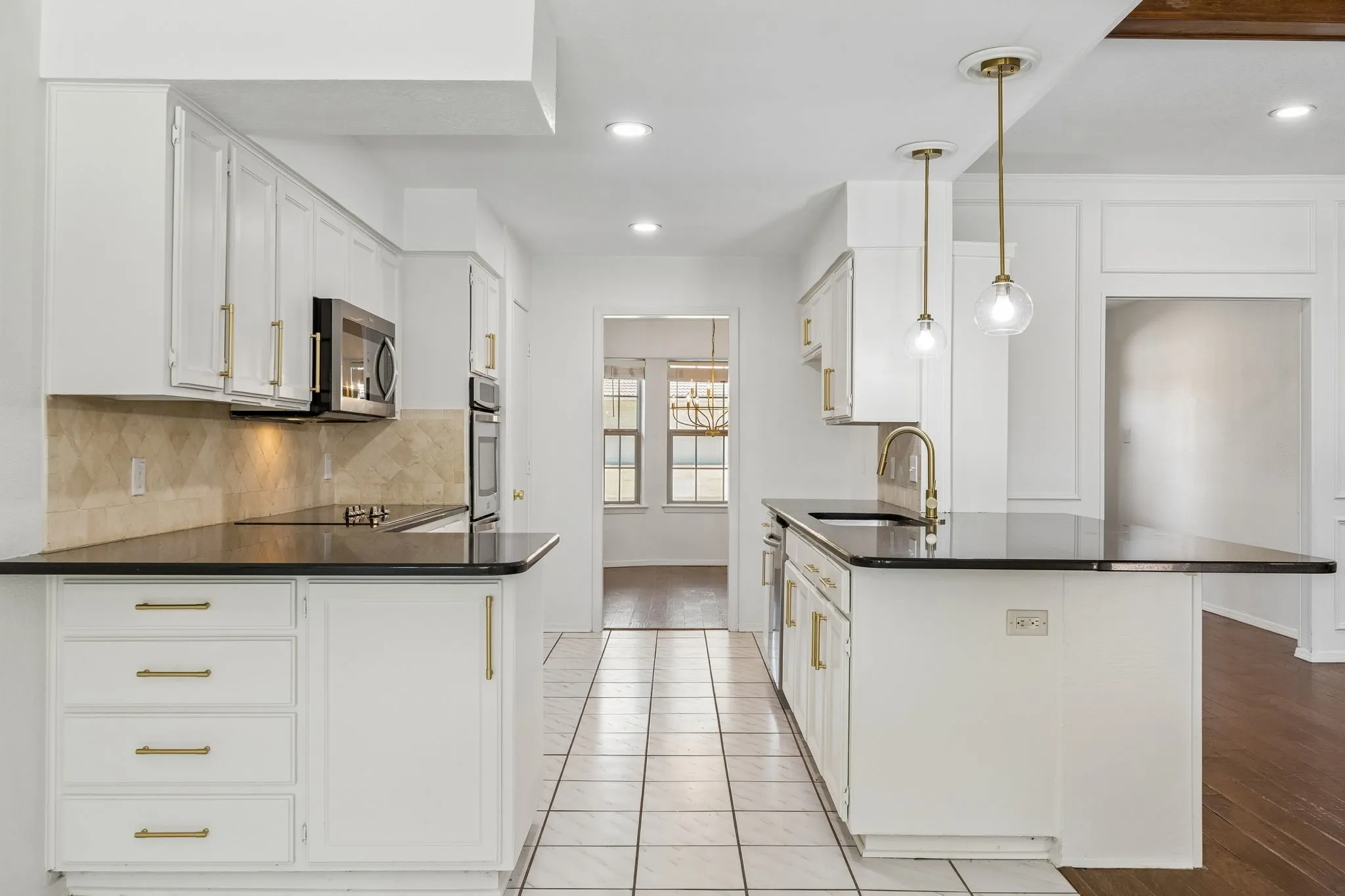 Single Family Residence For Sale in Tarrant County , 2701 Baldwin Drive, Arlington, Texas 76012, 3 Bedroom, 2 Bathroom, 2 Garage spaces, 1,941 Sqft, built in 1978, mls#21366279, Real Estate Agent in Arlington, Homes For Sale in Tarrant county, Homes For Sale in Arlington, Realtor in Arlington Texas, Real Estate Brokerage Independent Realty Texas, Luminita Cordes Realtor