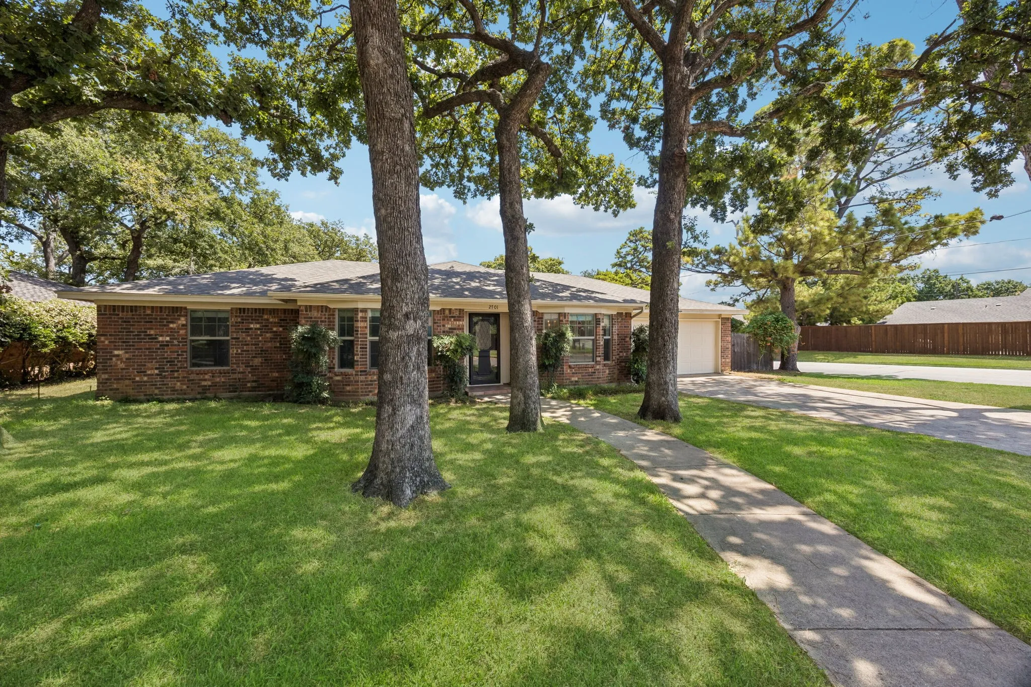 Single Family Residence For Sale in Tarrant County , 2701 Baldwin Drive, Arlington, Texas 76012, 3 Bedroom, 2 Bathroom, 2 Garage spaces, 1,941 Sqft, built in 1978, mls#21366279, Real Estate Agent in Arlington, Homes For Sale in Tarrant county, Homes For Sale in Arlington, Realtor in Arlington Texas, Real Estate Brokerage Independent Realty Texas, Luminita Cordes Realtor