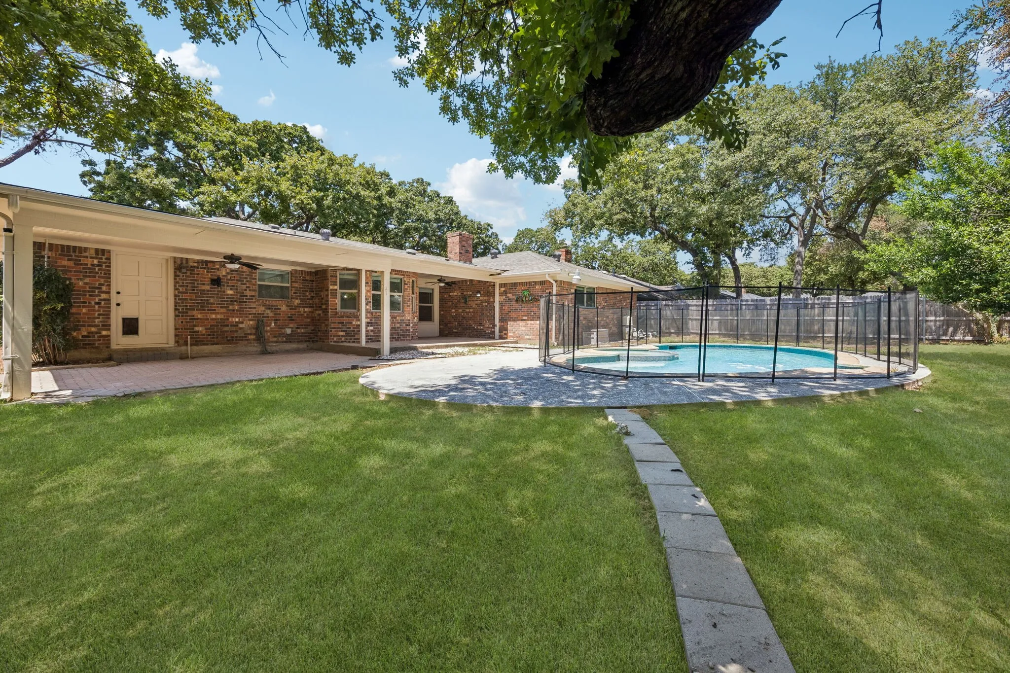 Single Family Residence For Sale in Tarrant County , 2701 Baldwin Drive, Arlington, Texas 76012, 3 Bedroom, 2 Bathroom, 2 Garage spaces, 1,941 Sqft, built in 1978, mls#21366279, Real Estate Agent in Arlington, Homes For Sale in Tarrant county, Homes For Sale in Arlington, Realtor in Arlington Texas, Real Estate Brokerage Independent Realty Texas, Luminita Cordes Realtor