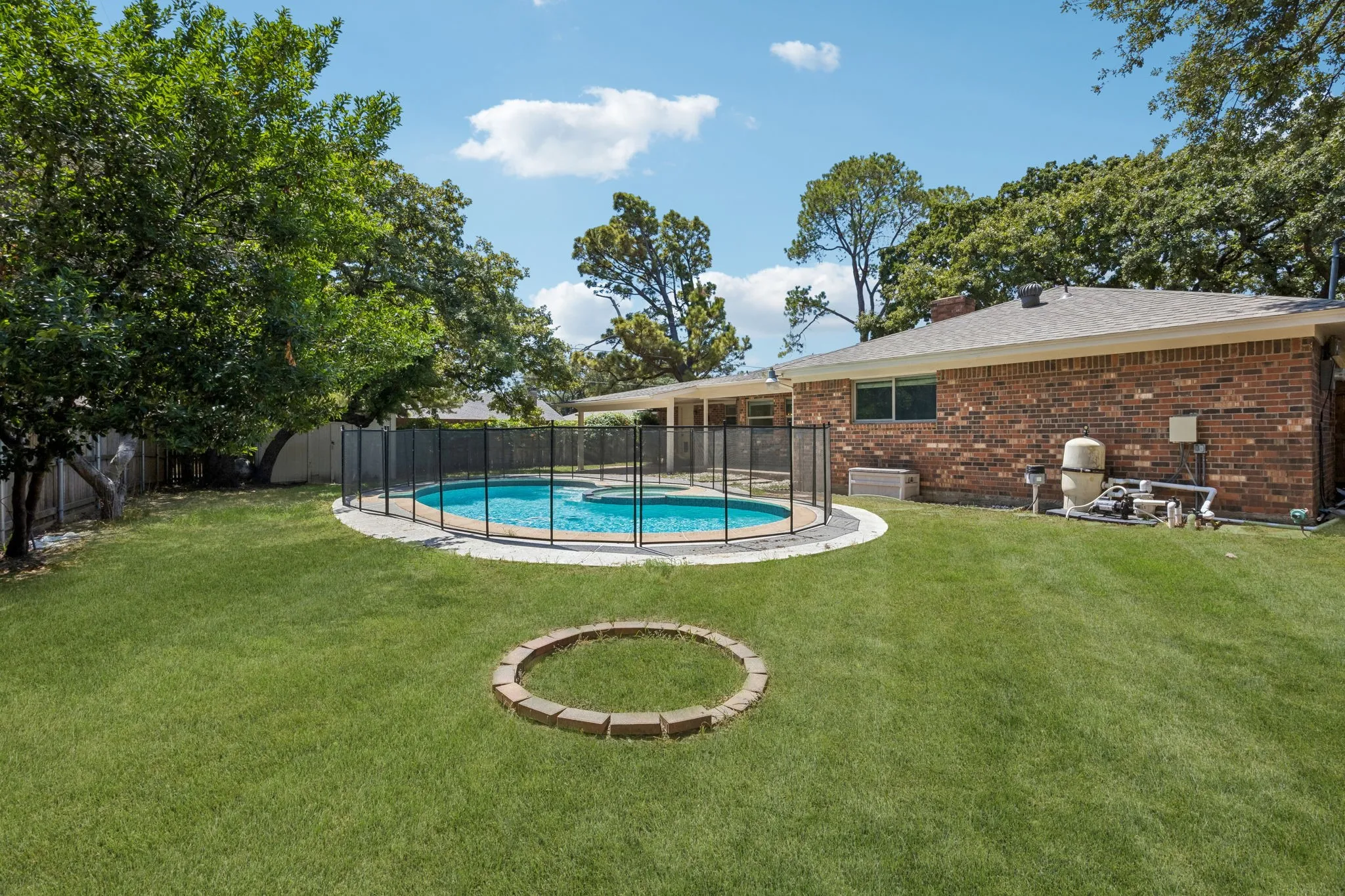 Single Family Residence For Sale in Tarrant County , 2701 Baldwin Drive, Arlington, Texas 76012, 3 Bedroom, 2 Bathroom, 2 Garage spaces, 1,941 Sqft, built in 1978, mls#21366279, Real Estate Agent in Arlington, Homes For Sale in Tarrant county, Homes For Sale in Arlington, Realtor in Arlington Texas, Real Estate Brokerage Independent Realty Texas, Luminita Cordes Realtor