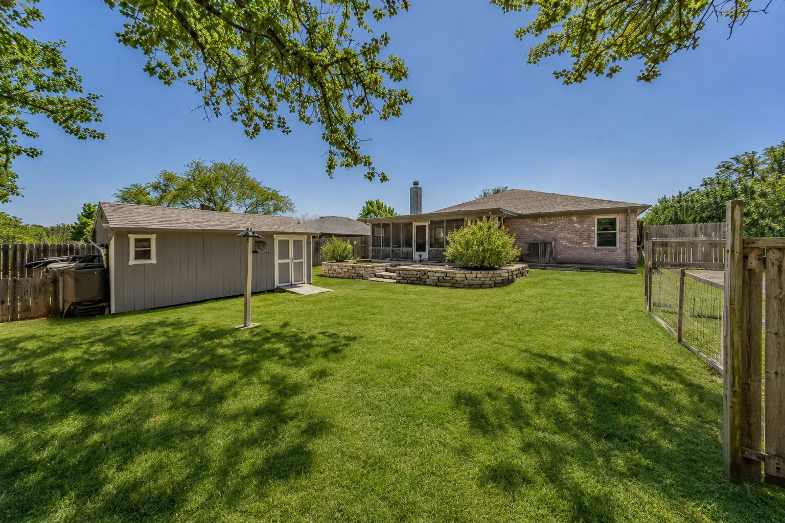 Single Family Residence For Sale in Parker County , 334 Dalhart Drive, Weatherford, Texas 76086, 3 Bedroom, 2 Bathroom, 2 Garage spaces, 1,802 Sqft, built in 2001, mls#21364680, Real Estate Agent in Weatherford, Homes For Sale in Parker county, Homes For Sale in Weatherford, Realtor in Weatherford Texas, Real Estate Brokerage Independent Realty Texas, Luminita Cordes Realtor