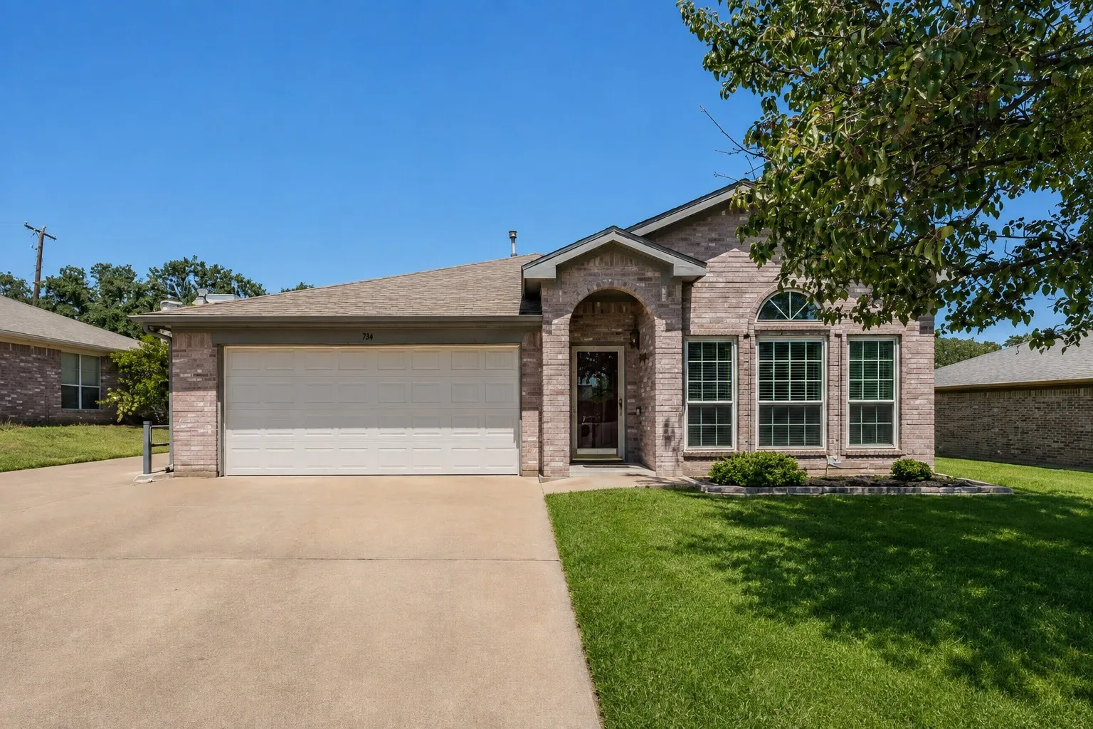 Single Family Residence For Sale in Parker County , 334 Dalhart Drive, Weatherford, Texas 76086, 3 Bedroom, 2 Bathroom, 2 Garage spaces, 1,802 Sqft, built in 2001, mls#21364680, Real Estate Agent in Weatherford, Homes For Sale in Parker county, Homes For Sale in Weatherford, Realtor in Weatherford Texas, Real Estate Brokerage Independent Realty Texas, Luminita Cordes Realtor
