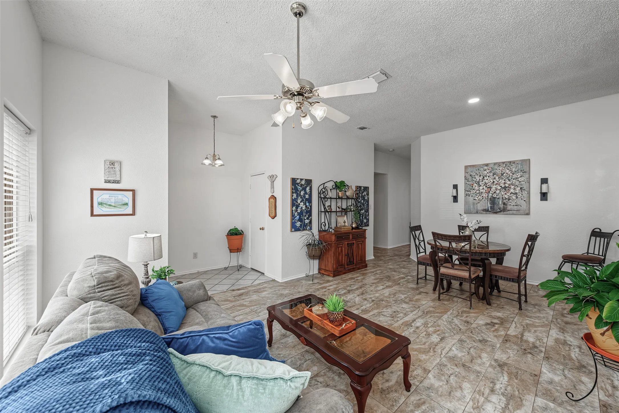 Single Family Residence For Sale in Parker County , 334 Dalhart Drive, Weatherford, Texas 76086, 3 Bedroom, 2 Bathroom, 2 Garage spaces, 1,802 Sqft, built in 2001, mls#21364680, Real Estate Agent in Weatherford, Homes For Sale in Parker county, Homes For Sale in Weatherford, Realtor in Weatherford Texas, Real Estate Brokerage Independent Realty Texas, Luminita Cordes Realtor