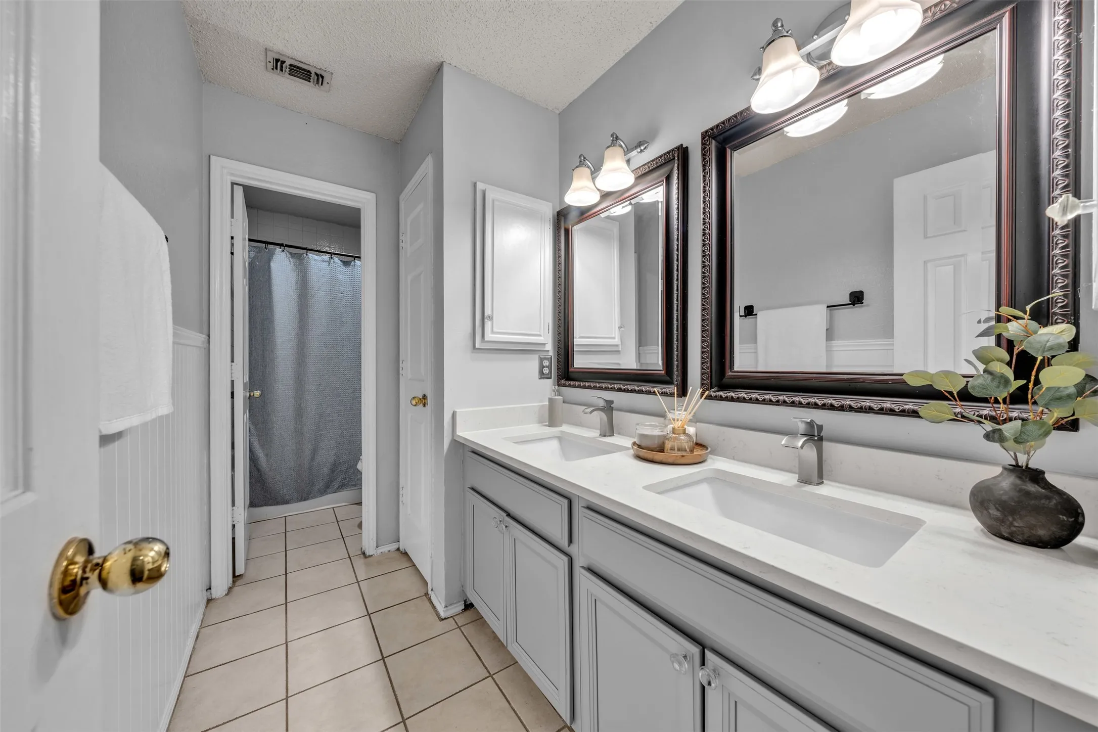 Single Family Residence For Sale in Tarrant County , 2741 White Oak Drive, Grand Prairie, Texas 75052, 4 Bedroom, 2 Bathroom, 2 Garage spaces, 2,207 Sqft, built in 1988, mls#21361917, Real Estate Agent in Grand Prairie, Homes For Sale in Tarrant county, Homes For Sale in Grand Prairie, Realtor in Grand Prairie Texas, Real Estate Brokerage Independent Realty Texas, Luminita Cordes Realtor