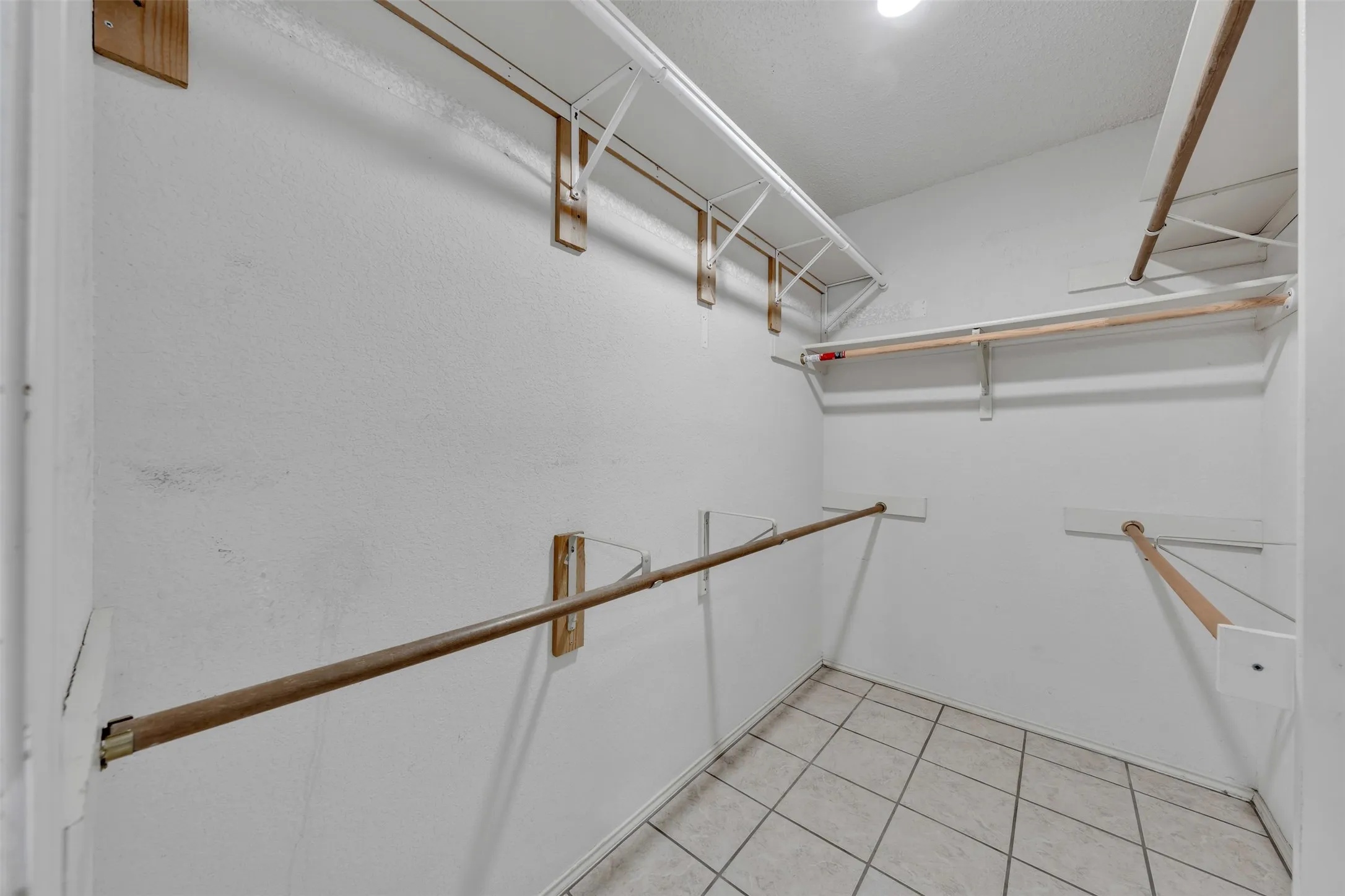 Single Family Residence For Sale in Tarrant County , 2741 White Oak Drive, Grand Prairie, Texas 75052, 4 Bedroom, 2 Bathroom, 2 Garage spaces, 2,207 Sqft, built in 1988, mls#21361917, Real Estate Agent in Grand Prairie, Homes For Sale in Tarrant county, Homes For Sale in Grand Prairie, Realtor in Grand Prairie Texas, Real Estate Brokerage Independent Realty Texas, Luminita Cordes Realtor