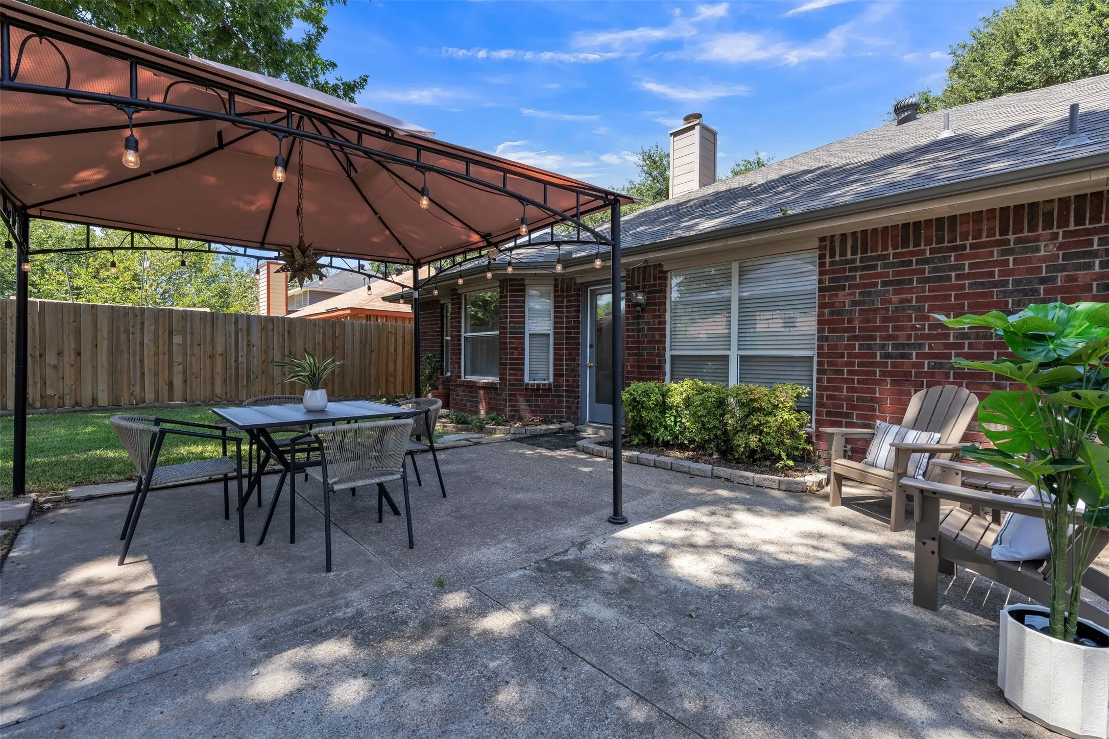 Single Family Residence For Sale in Tarrant County , 2741 White Oak Drive, Grand Prairie, Texas 75052, 4 Bedroom, 2 Bathroom, 2 Garage spaces, 2,207 Sqft, built in 1988, mls#21361917, Real Estate Agent in Grand Prairie, Homes For Sale in Tarrant county, Homes For Sale in Grand Prairie, Realtor in Grand Prairie Texas, Real Estate Brokerage Independent Realty Texas, Luminita Cordes Realtor