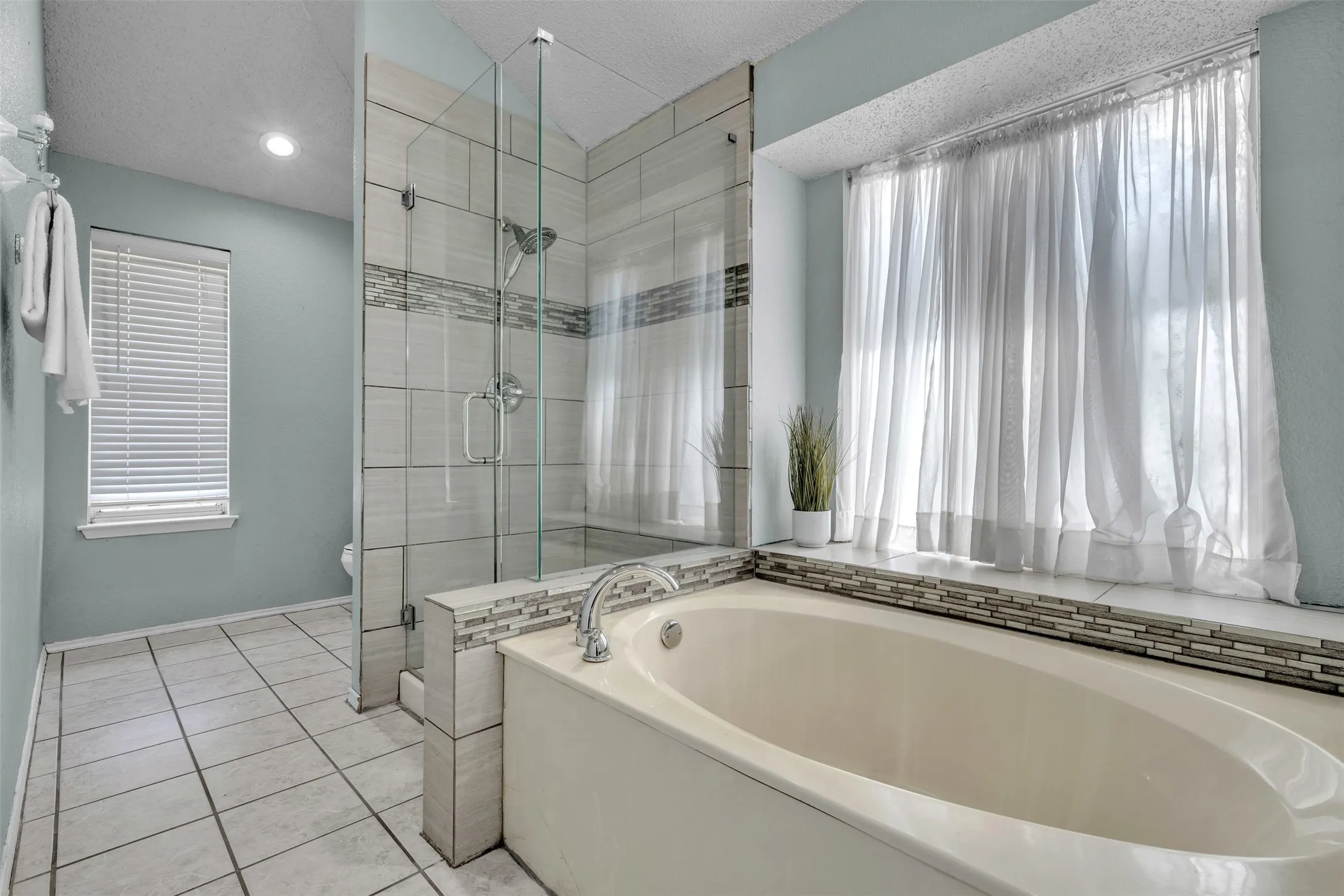 Single Family Residence For Sale in Tarrant County , 2741 White Oak Drive, Grand Prairie, Texas 75052, 4 Bedroom, 2 Bathroom, 2 Garage spaces, 2,207 Sqft, built in 1988, mls#21361917, Real Estate Agent in Grand Prairie, Homes For Sale in Tarrant county, Homes For Sale in Grand Prairie, Realtor in Grand Prairie Texas, Real Estate Brokerage Independent Realty Texas, Luminita Cordes Realtor