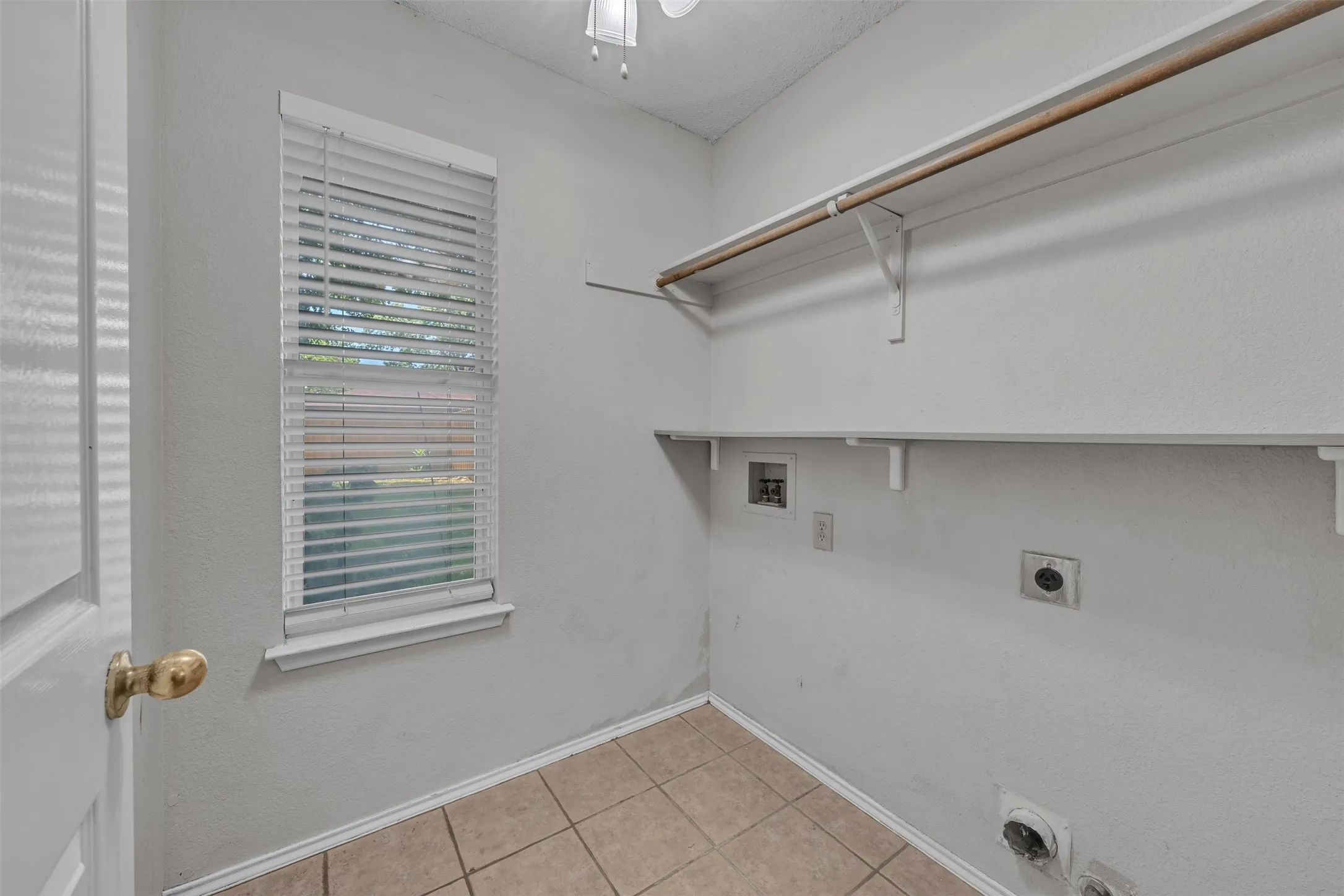 Single Family Residence For Sale in Tarrant County , 2741 White Oak Drive, Grand Prairie, Texas 75052, 4 Bedroom, 2 Bathroom, 2 Garage spaces, 2,207 Sqft, built in 1988, mls#21361917, Real Estate Agent in Grand Prairie, Homes For Sale in Tarrant county, Homes For Sale in Grand Prairie, Realtor in Grand Prairie Texas, Real Estate Brokerage Independent Realty Texas, Luminita Cordes Realtor