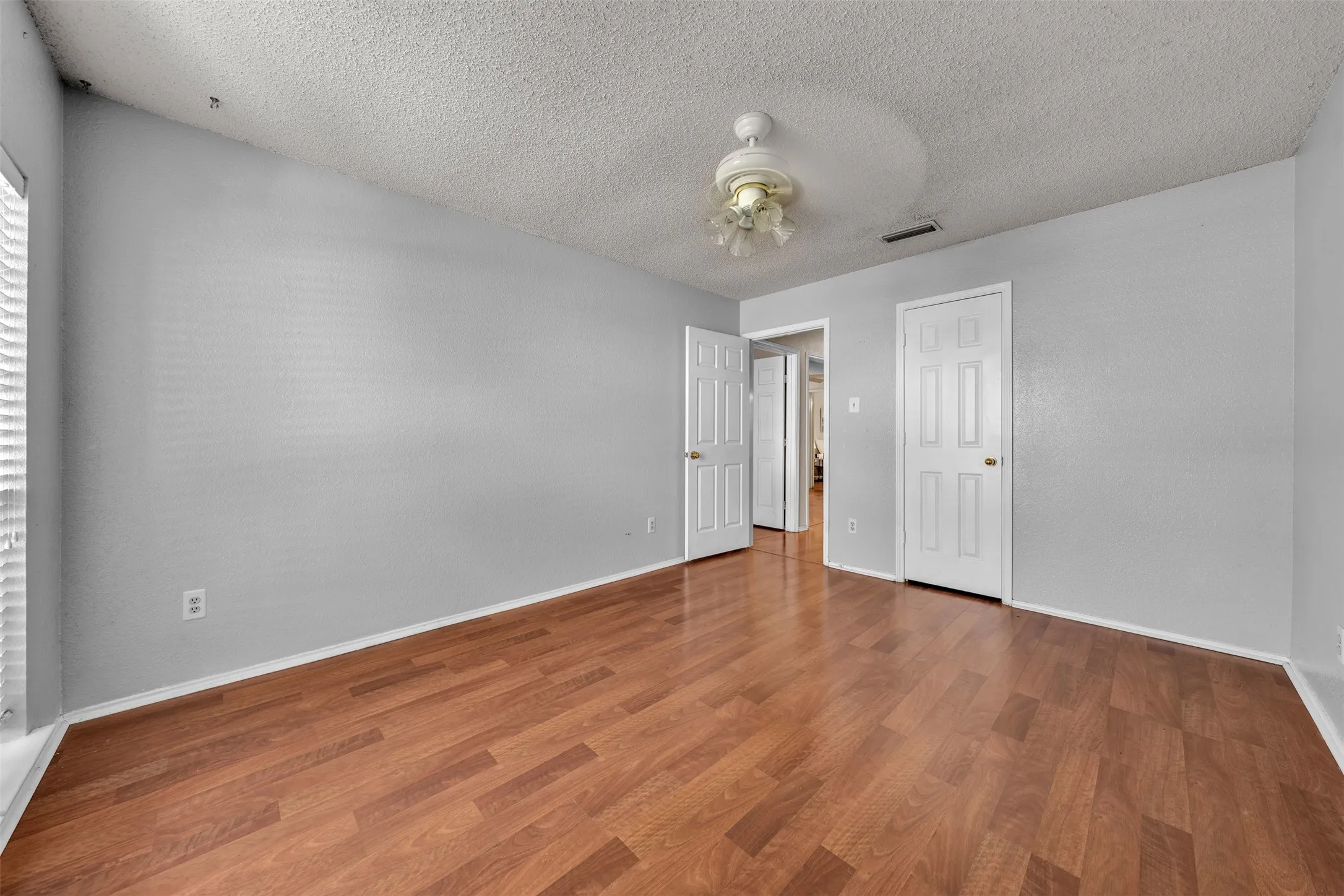 Single Family Residence For Sale in Tarrant County , 2741 White Oak Drive, Grand Prairie, Texas 75052, 4 Bedroom, 2 Bathroom, 2 Garage spaces, 2,207 Sqft, built in 1988, mls#21361917, Real Estate Agent in Grand Prairie, Homes For Sale in Tarrant county, Homes For Sale in Grand Prairie, Realtor in Grand Prairie Texas, Real Estate Brokerage Independent Realty Texas, Luminita Cordes Realtor