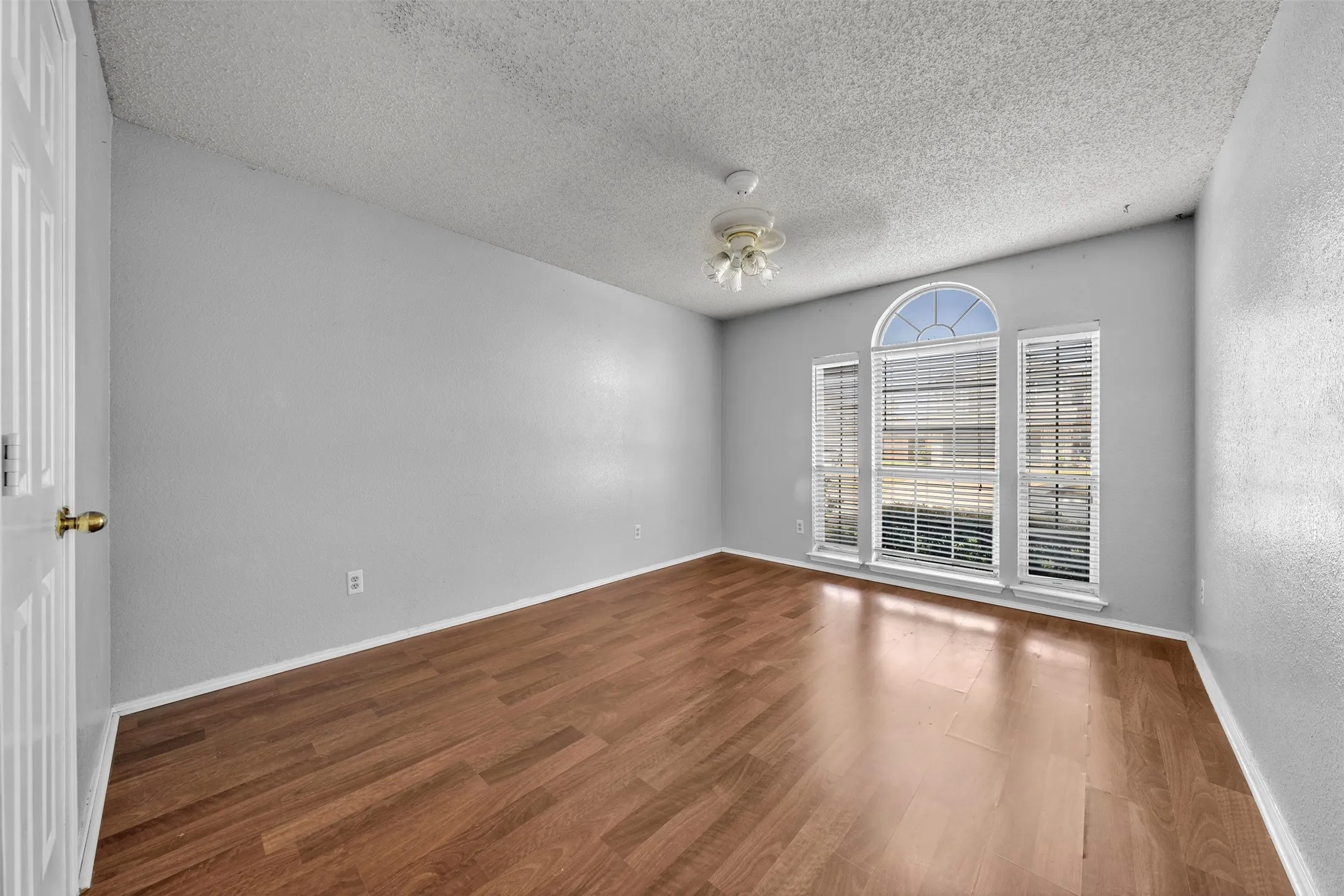Single Family Residence For Sale in Tarrant County , 2741 White Oak Drive, Grand Prairie, Texas 75052, 4 Bedroom, 2 Bathroom, 2 Garage spaces, 2,207 Sqft, built in 1988, mls#21361917, Real Estate Agent in Grand Prairie, Homes For Sale in Tarrant county, Homes For Sale in Grand Prairie, Realtor in Grand Prairie Texas, Real Estate Brokerage Independent Realty Texas, Luminita Cordes Realtor
