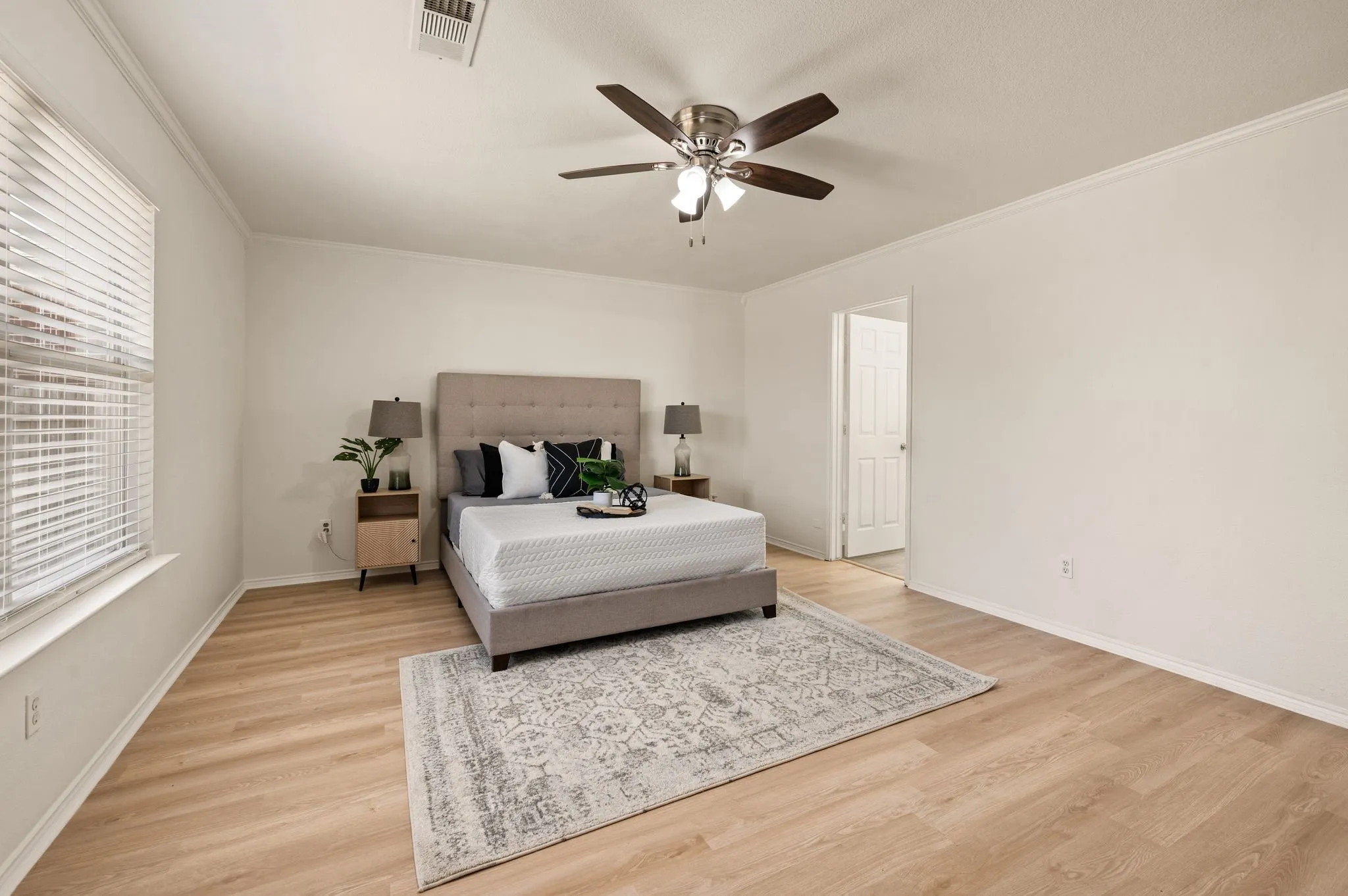 Single Family Residence For Sale in Tarrant County , 5025 Senator Drive, Fort Worth, Texas 76244, 4 Bedroom, 3 Bathroom, 2 Garage spaces, 3,454 Sqft, built in 2002, mls#21362330, Real Estate Agent in Fort Worth, Homes For Sale in Tarrant county, Homes For Sale in Fort Worth, Realtor in Fort Worth Texas, Real Estate Brokerage Independent Realty Texas, Luminita Cordes Realtor