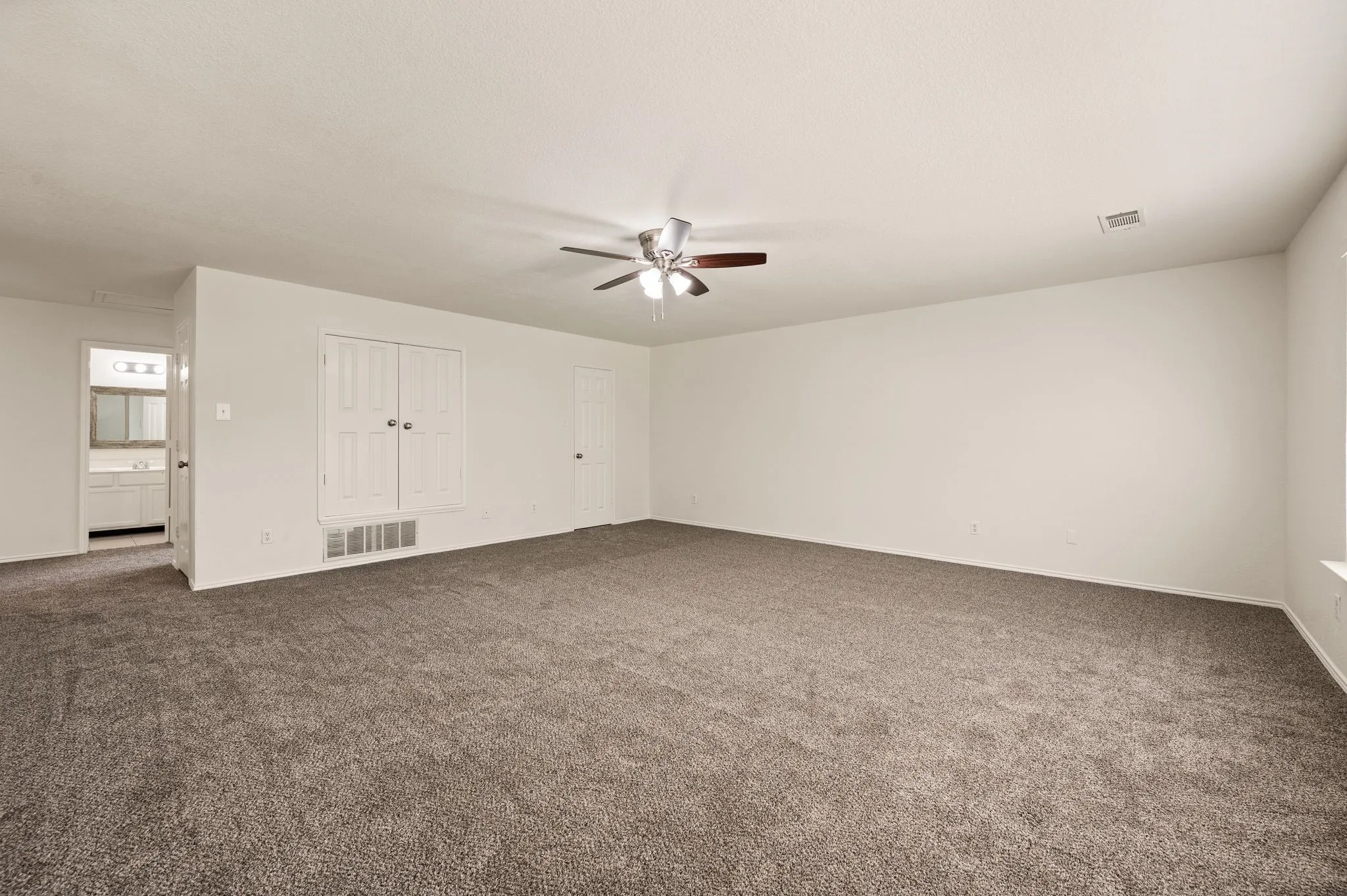 Single Family Residence For Sale in Tarrant County , 5025 Senator Drive, Fort Worth, Texas 76244, 4 Bedroom, 3 Bathroom, 2 Garage spaces, 3,454 Sqft, built in 2002, mls#21362330, Real Estate Agent in Fort Worth, Homes For Sale in Tarrant county, Homes For Sale in Fort Worth, Realtor in Fort Worth Texas, Real Estate Brokerage Independent Realty Texas, Luminita Cordes Realtor