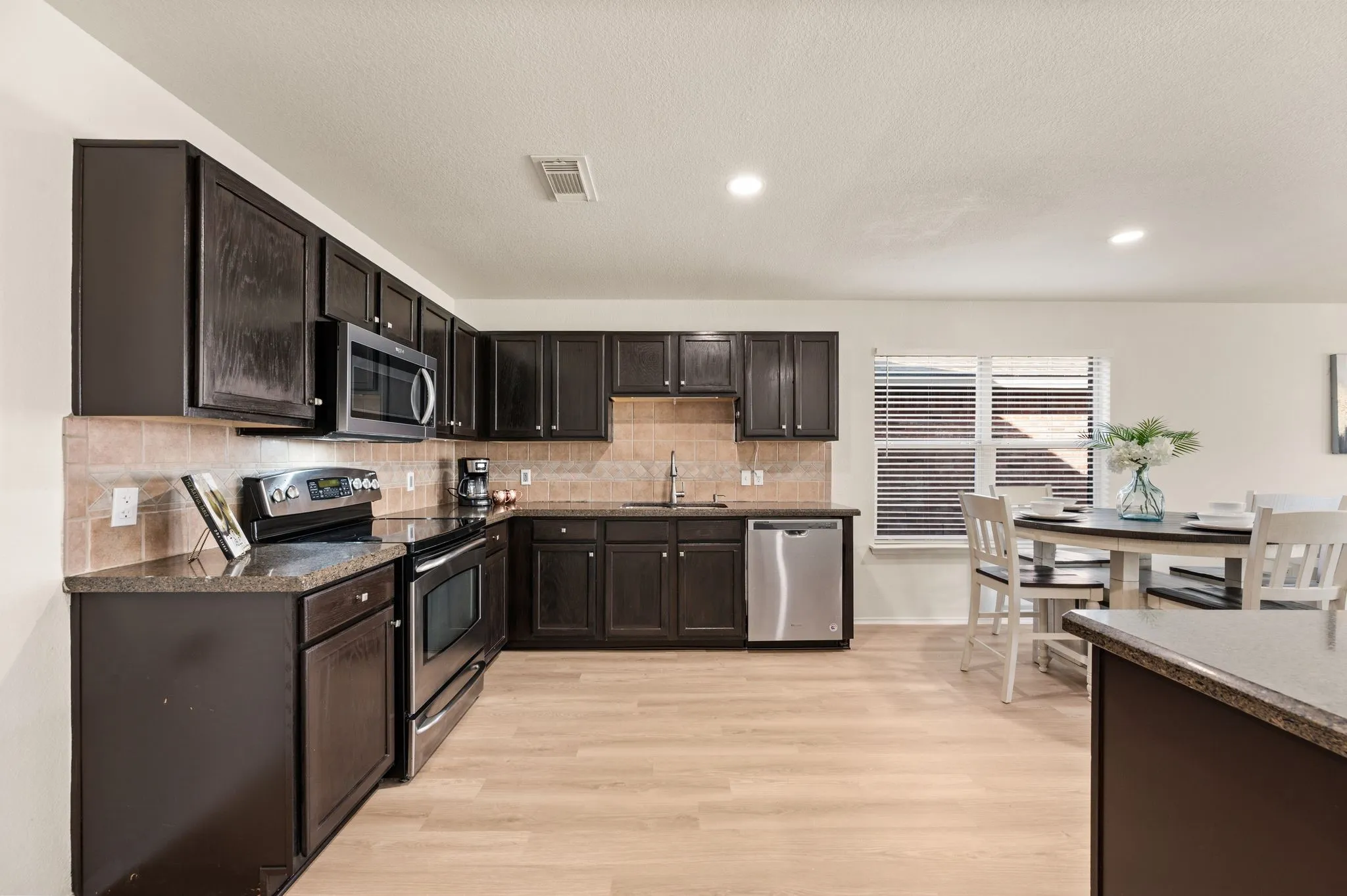 Single Family Residence For Sale in Tarrant County , 5025 Senator Drive, Fort Worth, Texas 76244, 4 Bedroom, 3 Bathroom, 2 Garage spaces, 3,454 Sqft, built in 2002, mls#21362330, Real Estate Agent in Fort Worth, Homes For Sale in Tarrant county, Homes For Sale in Fort Worth, Realtor in Fort Worth Texas, Real Estate Brokerage Independent Realty Texas, Luminita Cordes Realtor