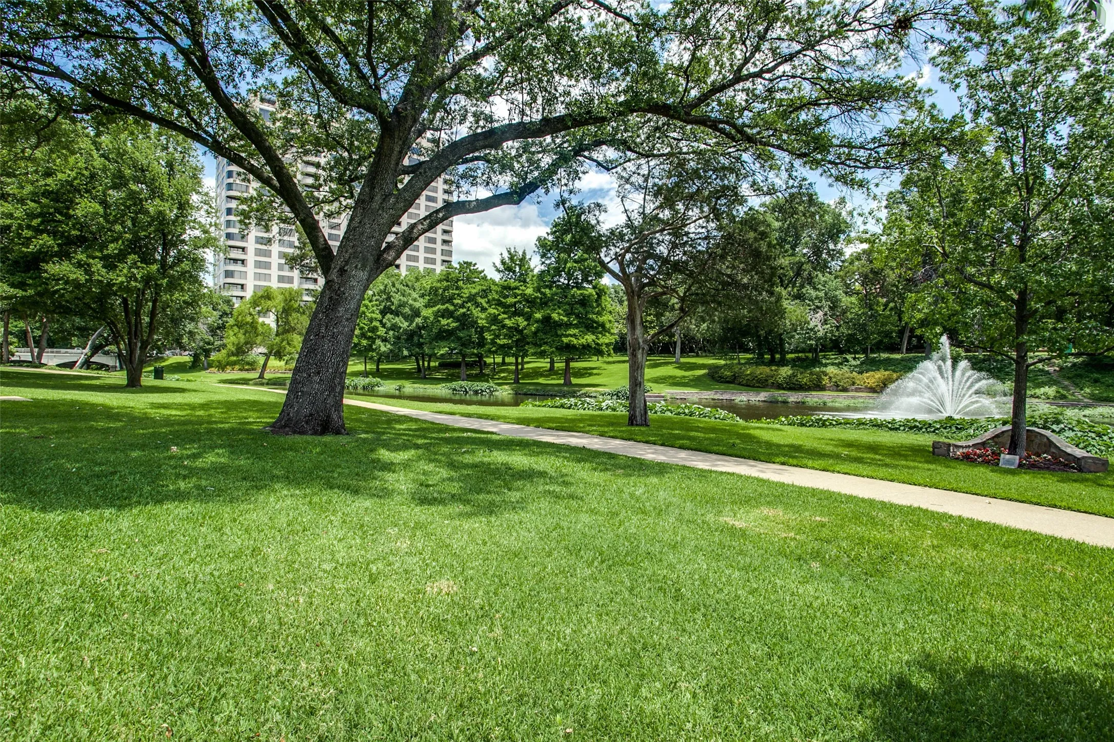 Condominium For Sale in Dallas County , 3225 Turtle Creek Boulevard 42, Dallas, Texas 75219, 2 Bedroom, 2 Bathroom, 2 Garage spaces, 1,154 Sqft, built in 1998, mls#21366339, Real Estate Agent in Dallas, Homes For Sale in Dallas county, Homes For Sale in Dallas, Realtor in Dallas Texas, Real Estate Brokerage Independent Realty Texas, Luminita Cordes Realtor