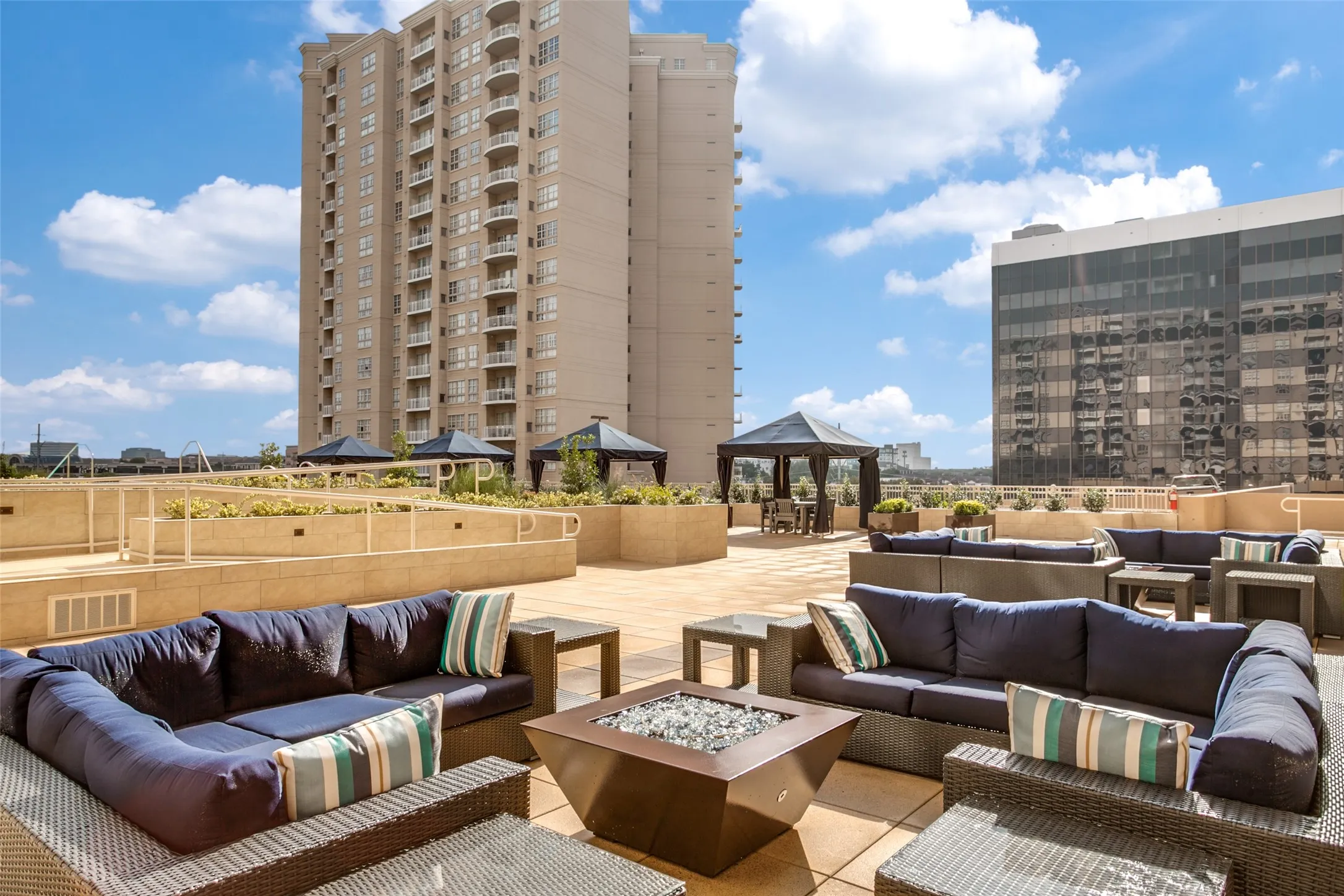 Condominium For Sale in Dallas County , 3225 Turtle Creek Boulevard 42, Dallas, Texas 75219, 2 Bedroom, 2 Bathroom, 2 Garage spaces, 1,154 Sqft, built in 1998, mls#21366339, Real Estate Agent in Dallas, Homes For Sale in Dallas county, Homes For Sale in Dallas, Realtor in Dallas Texas, Real Estate Brokerage Independent Realty Texas, Luminita Cordes Realtor