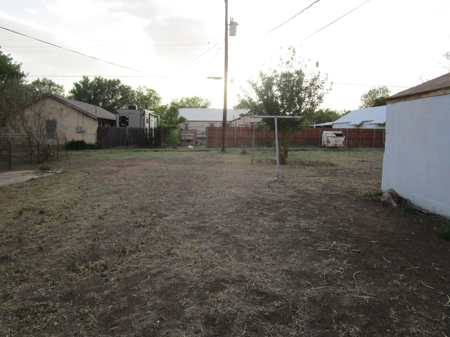 Single Family Residence For Sale in Hall County , 717 S 5th Street, Memphis, Texas 79245, 2 Bedroom, 1 Bathroom, 1 Garage spaces, 784 Sqft, built in 1960, mls#21366391, Real Estate Agent in Memphis, Homes For Sale in Hall county, Homes For Sale in Memphis, Realtor in Memphis Texas, Real Estate Brokerage Independent Realty Texas, Luminita Cordes Realtor